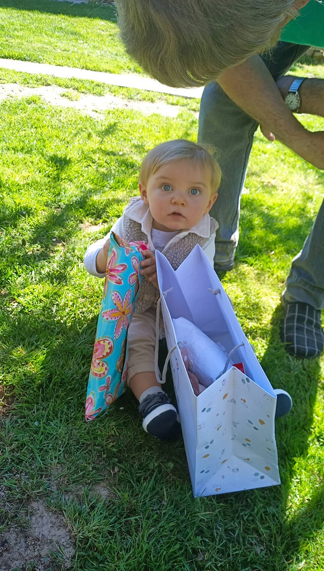 Léo participe au concours pour gagner de l'argent avec cette photo : baby, baby_products, baby_toddler_clothing, child, event, fun, garden, grass, grass_family, lawn, leaf, leisure, pattern, people, people_in_nature, person, plant, play, recreation, sitting