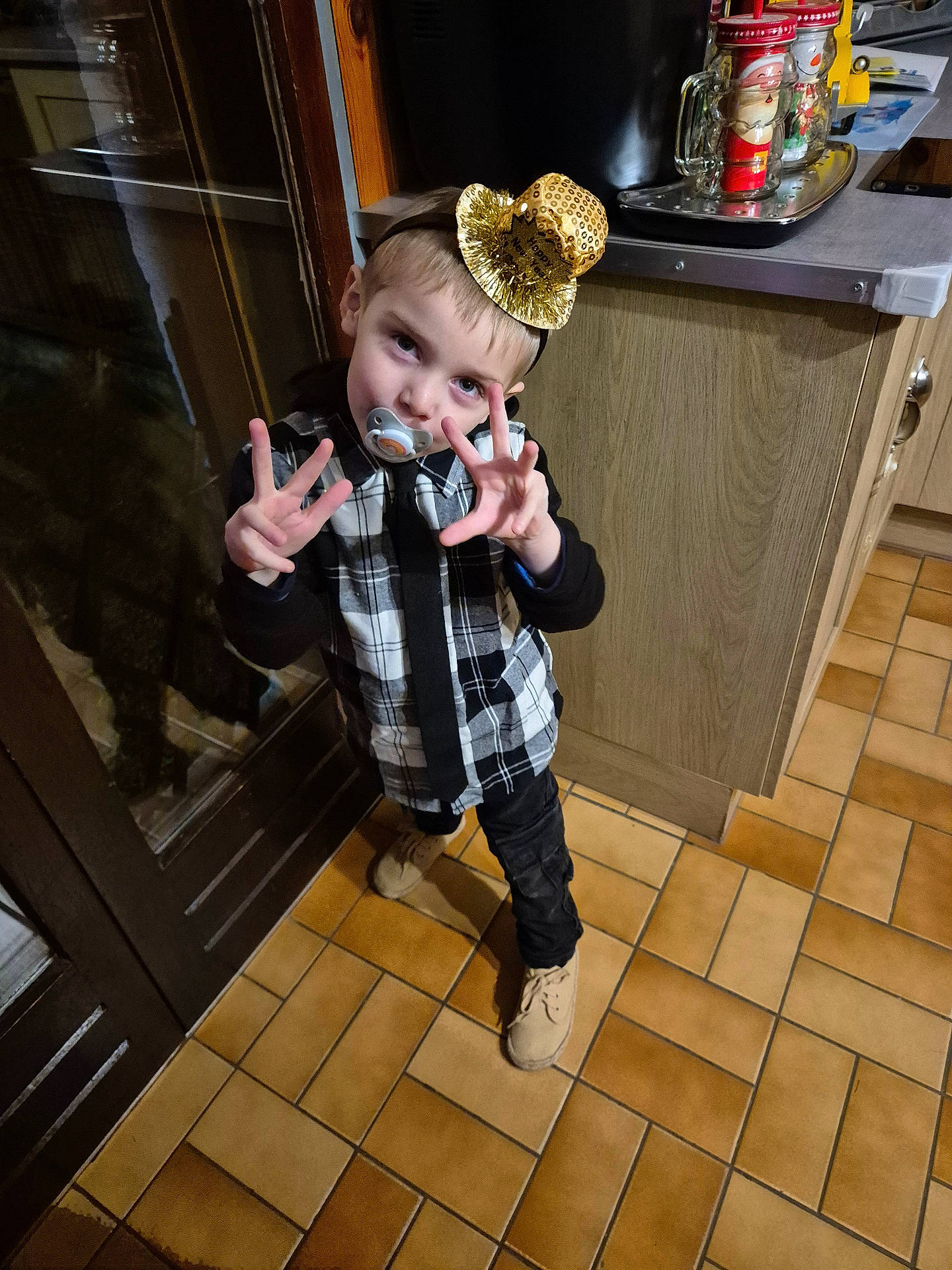 Léo a rejoint le concours — aidez-le/la à gagner de superbes lots ! bodypart, boy, child, clothing, coat, face, finger, footwear, hand, hardwood, head, indoors, interiordesign, male, pants, person, photography, portrait, shoe, wood