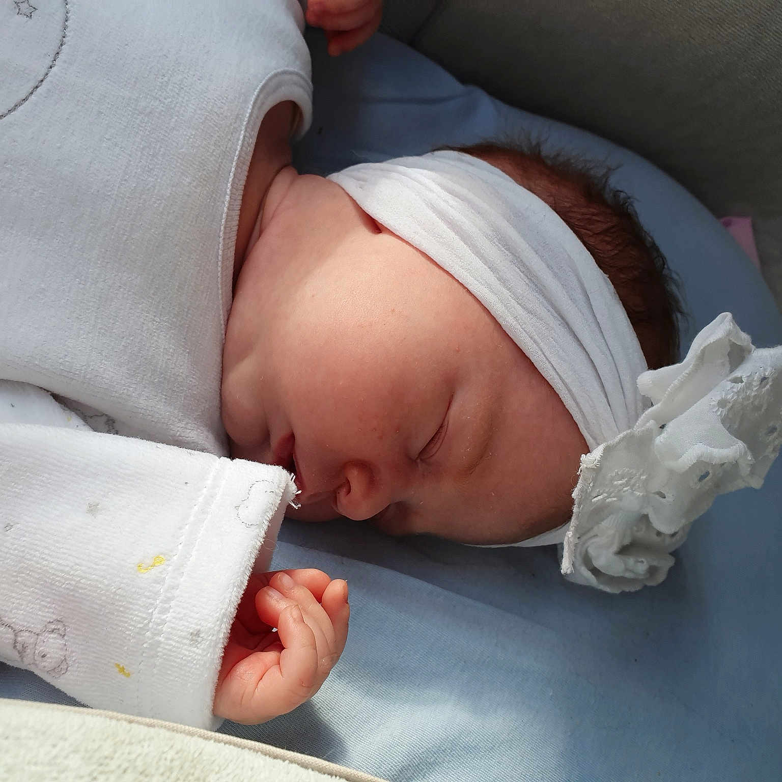 Luana participe au concours pour gagner de l'argent avec cette photo : arm, baby, baby_sleeping, birth, child, childbirth, comfort, finger, hand, nap, sleep, toddler