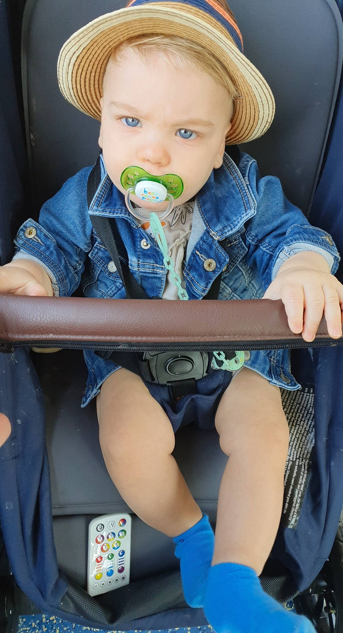 Lùcas a rejoint le concours — aidez-le/la à gagner de superbes lots ! auto_part, baby, baby_products, car_seat, child, leg, person, product, sitting, toddler