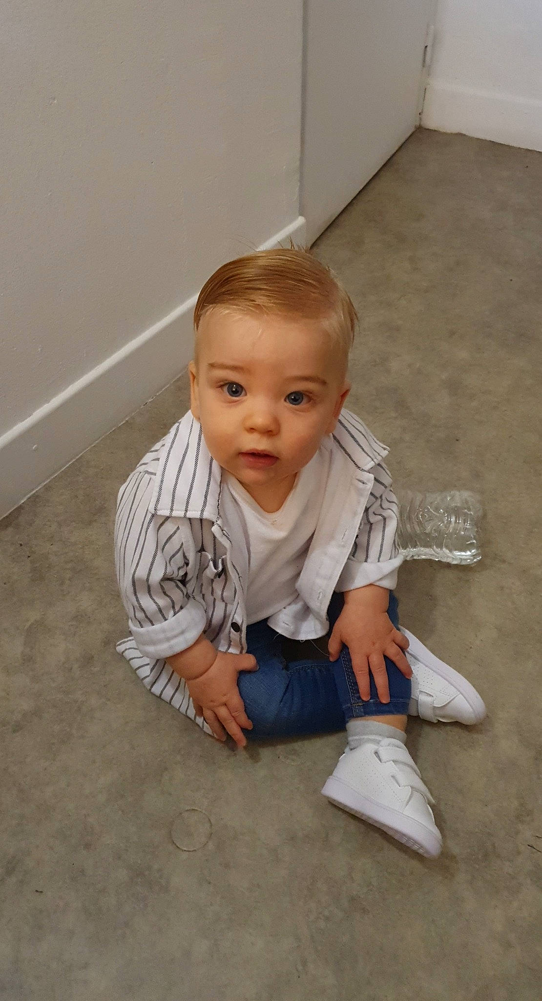 Lùcas a rejoint le concours — aidez-le/la à gagner de superbes lots ! arm, baby, child, crawling, floor, flooring, person, sitting, toddler