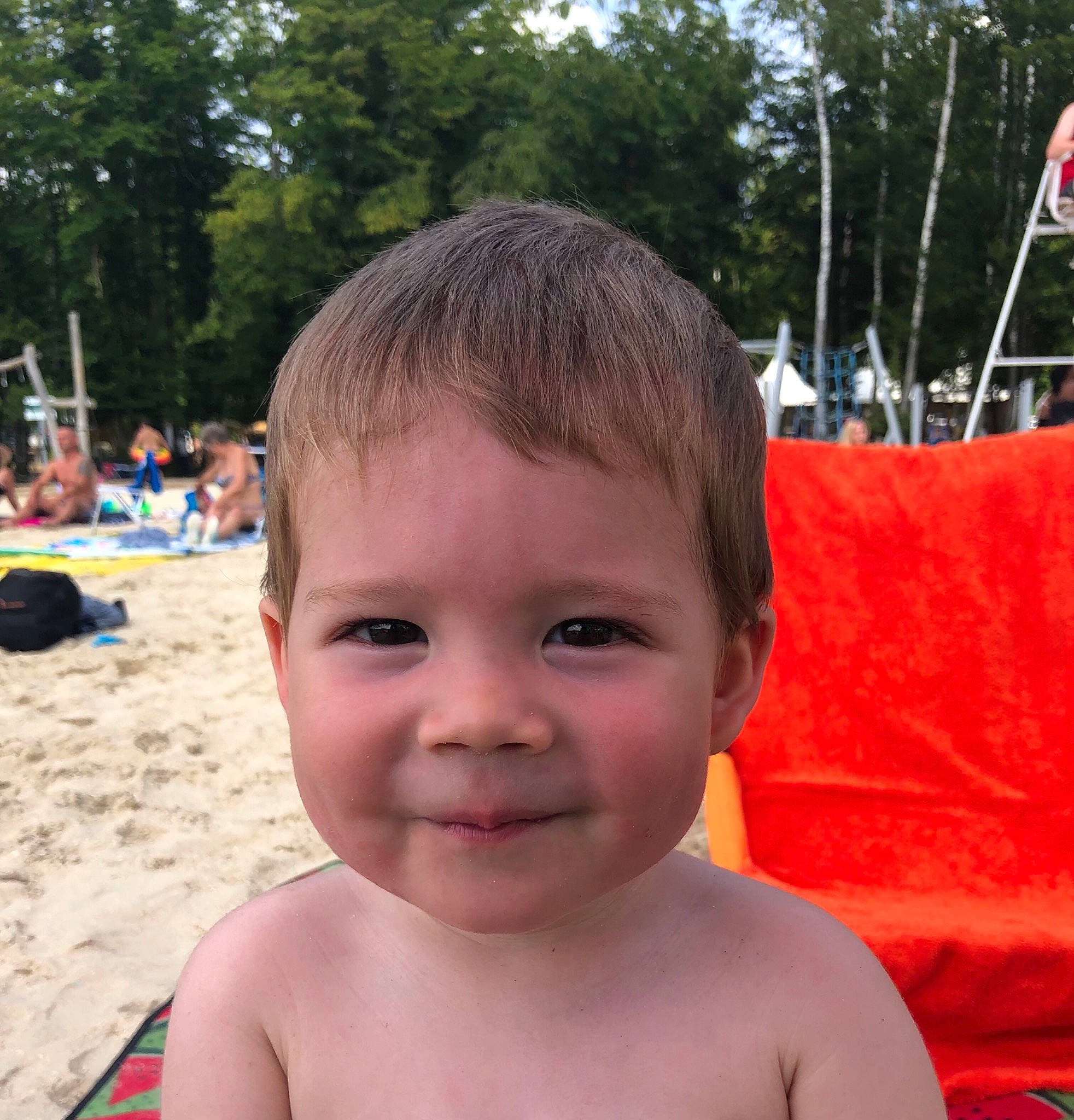 Yanis participe au concours pour gagner de l'argent avec cette photo : baby, beach, body_of_water, chest, child, fun, happy, joy, leisure, muscle, nose, people, people_on_beach, person, recreation, skin, smile, summer, toddler, travel