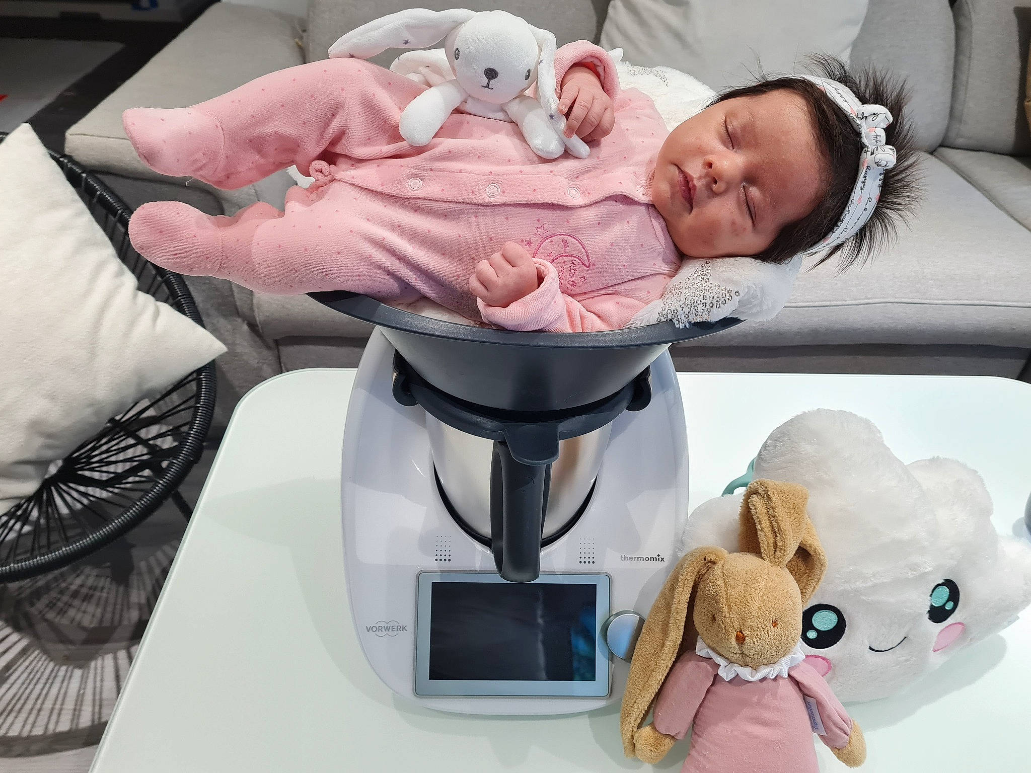 Lucy a rejoint le concours — aidez-le/la à gagner de superbes lots ! automotive_design, baby, baby_products, baby_safety, baby_sleeping, baby_toddler_clothing, car_seat, child, comfort, gadget, health_care, mammal, medical, medical_equipment, person, product, room, service, toddler, toy