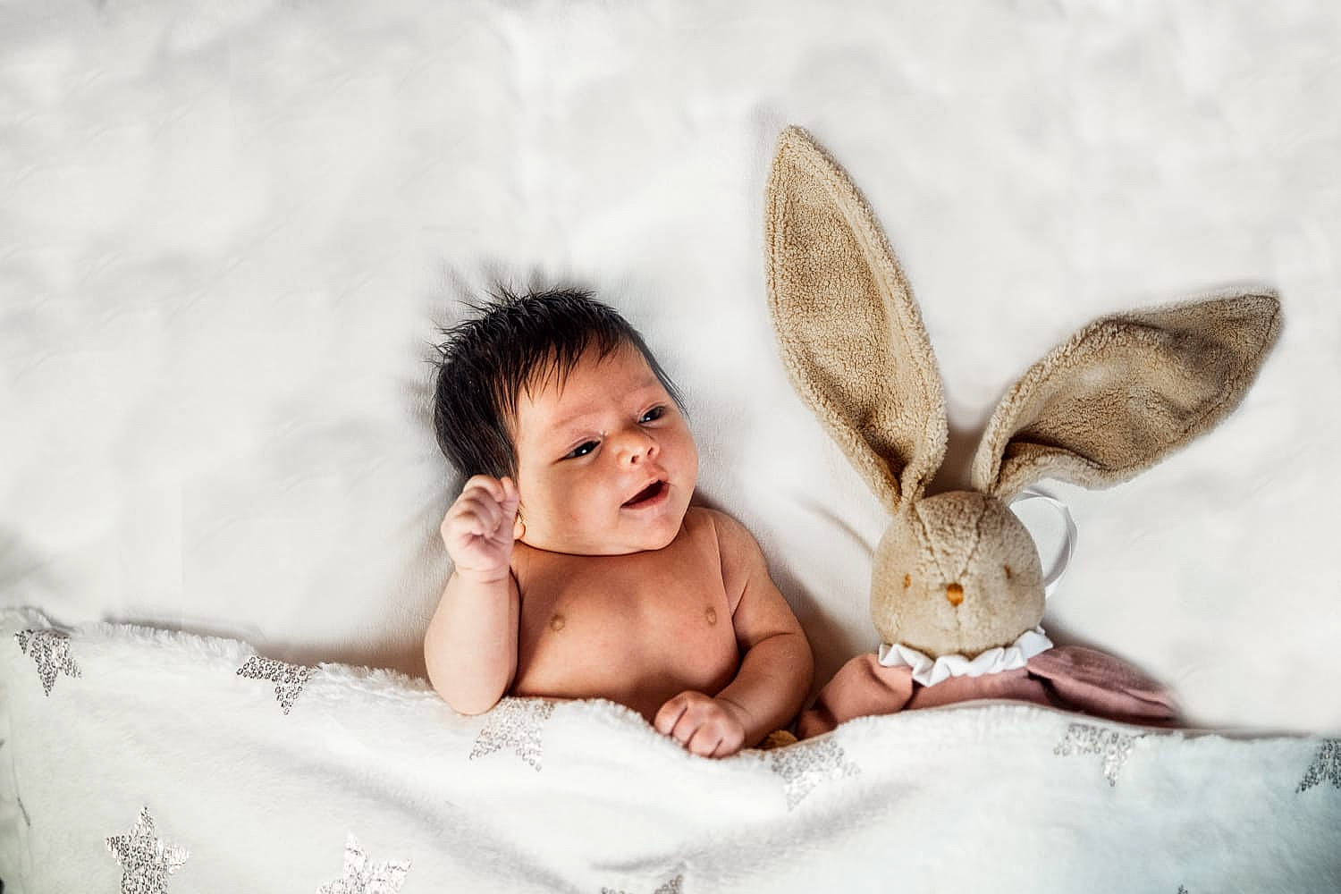 Lucy a rejoint le concours — aidez-le/la à gagner de superbes lots ! baby, child, comfort, ear, eye, fawn, flash_photography, fun, gesture, grass, happy, hare, human_body, iris, nose, person, rabbit, skin, smile, toddler