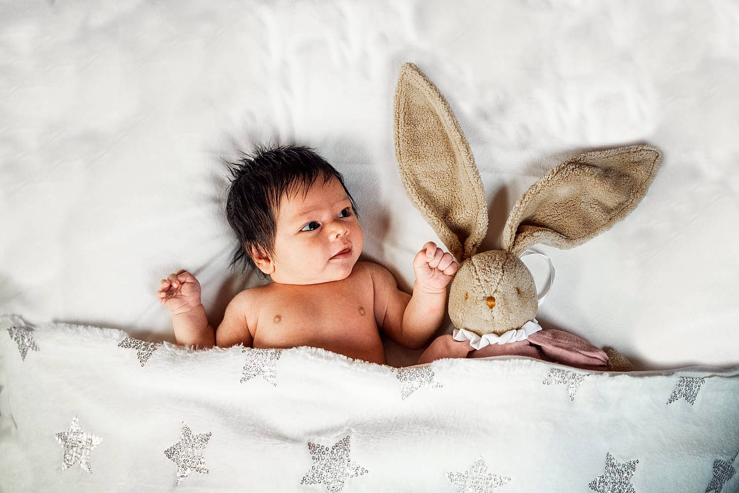 Lucy participe au concours pour gagner de l'argent avec cette photo : baby, child, close_up, comfort, ear, easter, fashion_accessory, fawn, flash_photography, fun, fur, grass, happy, hare, person, rabbit, rabbits_and_hares, sitting, skin, toddler