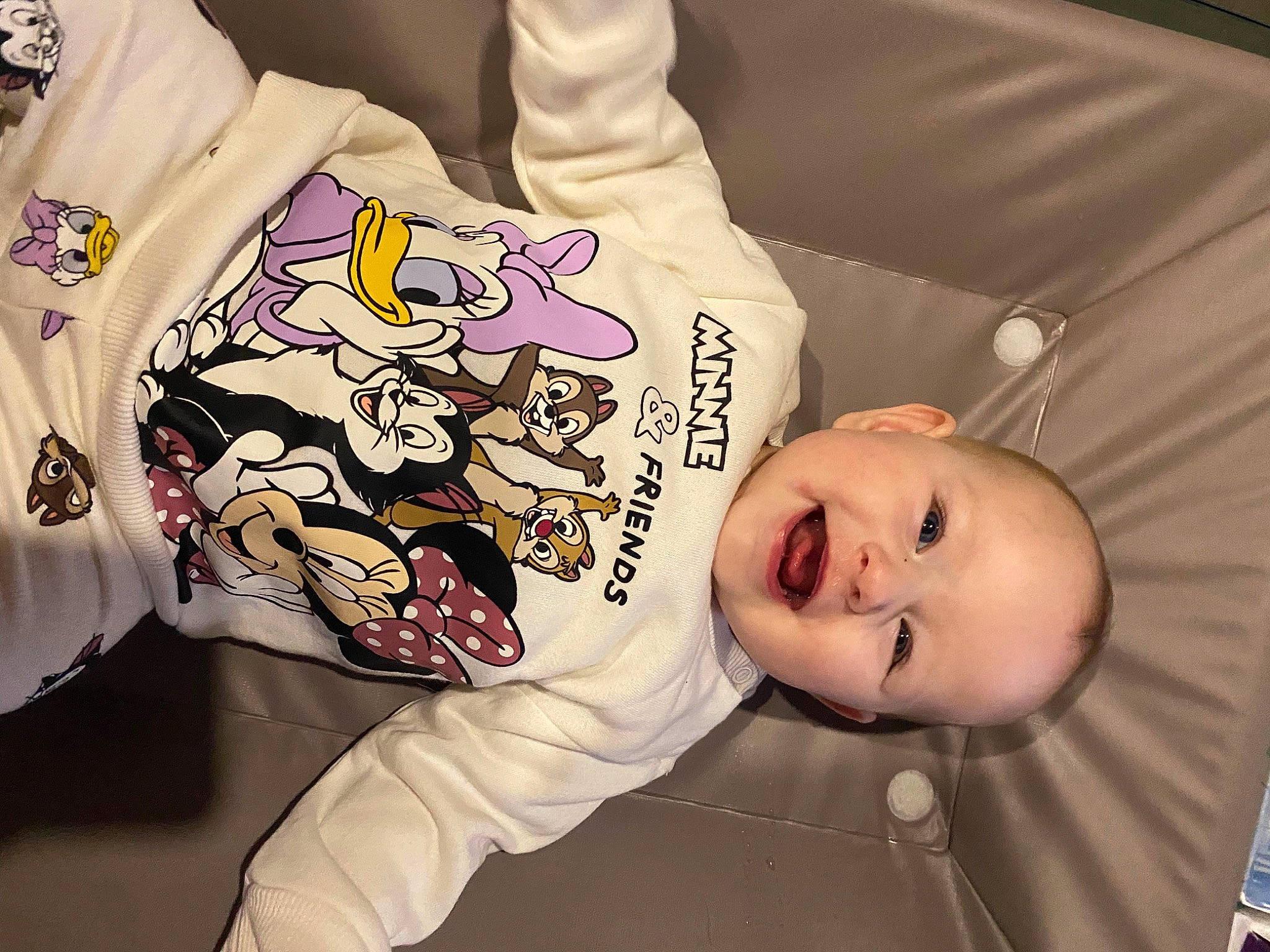 Emilia participe au concours pour gagner de l'argent avec cette photo : baby, baby_products, baby_toddler_clothing, carmine, cheek, child, comfort, cool, facial_expression, font, happy, human_body, joy, mammal, person, room, sleeve, smile, t_shirt, textile