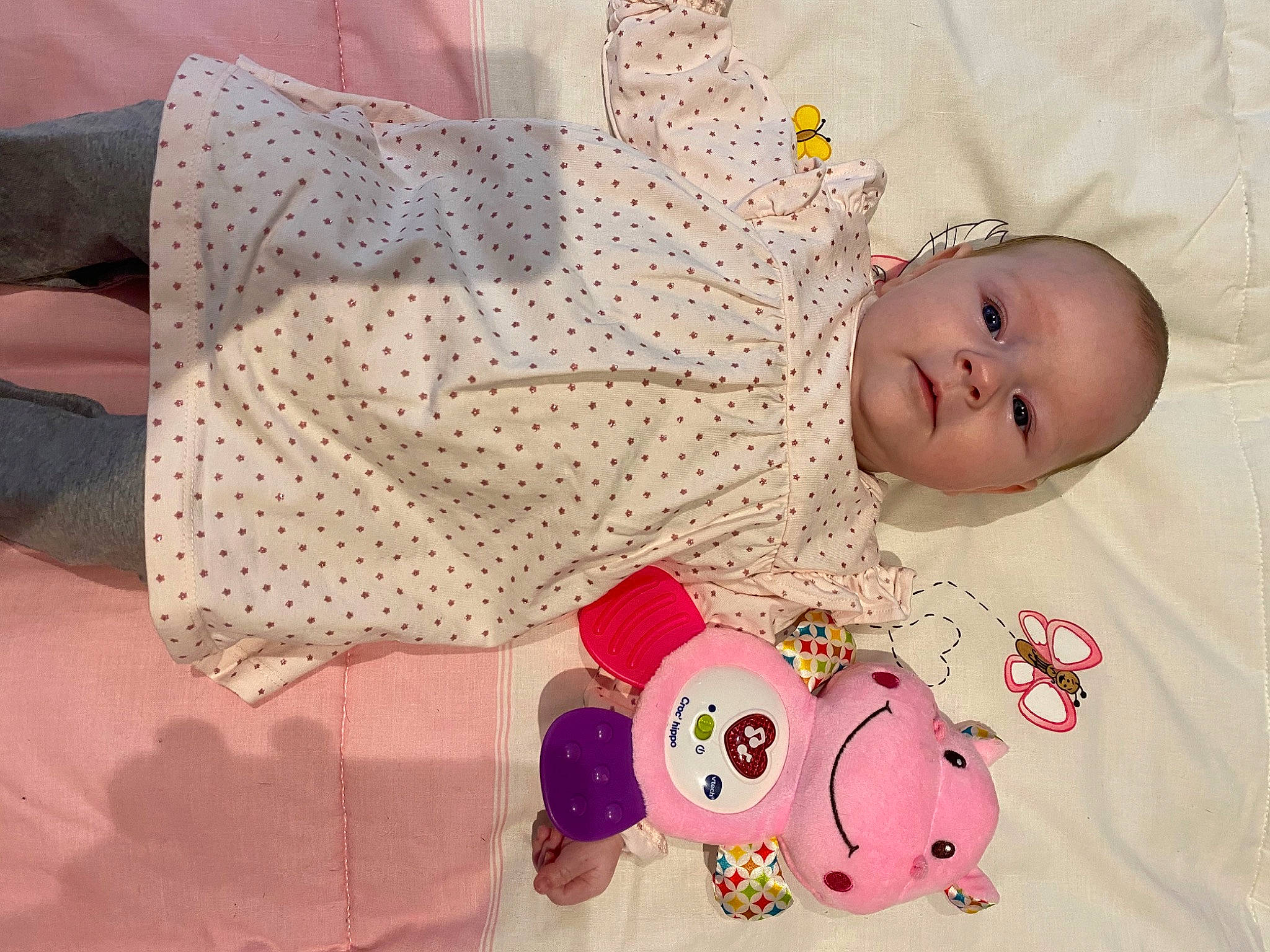 Emilia a rejoint le concours — aidez-le/la à gagner de superbes lots ! baby, baby_products, baby_toddler_clothing, baby_toys, cheek, child, comfort, craft, fashion_accessory, flooring, headgear, linens, pattern, person, pink, room, skin, sleeve, textile, toddler