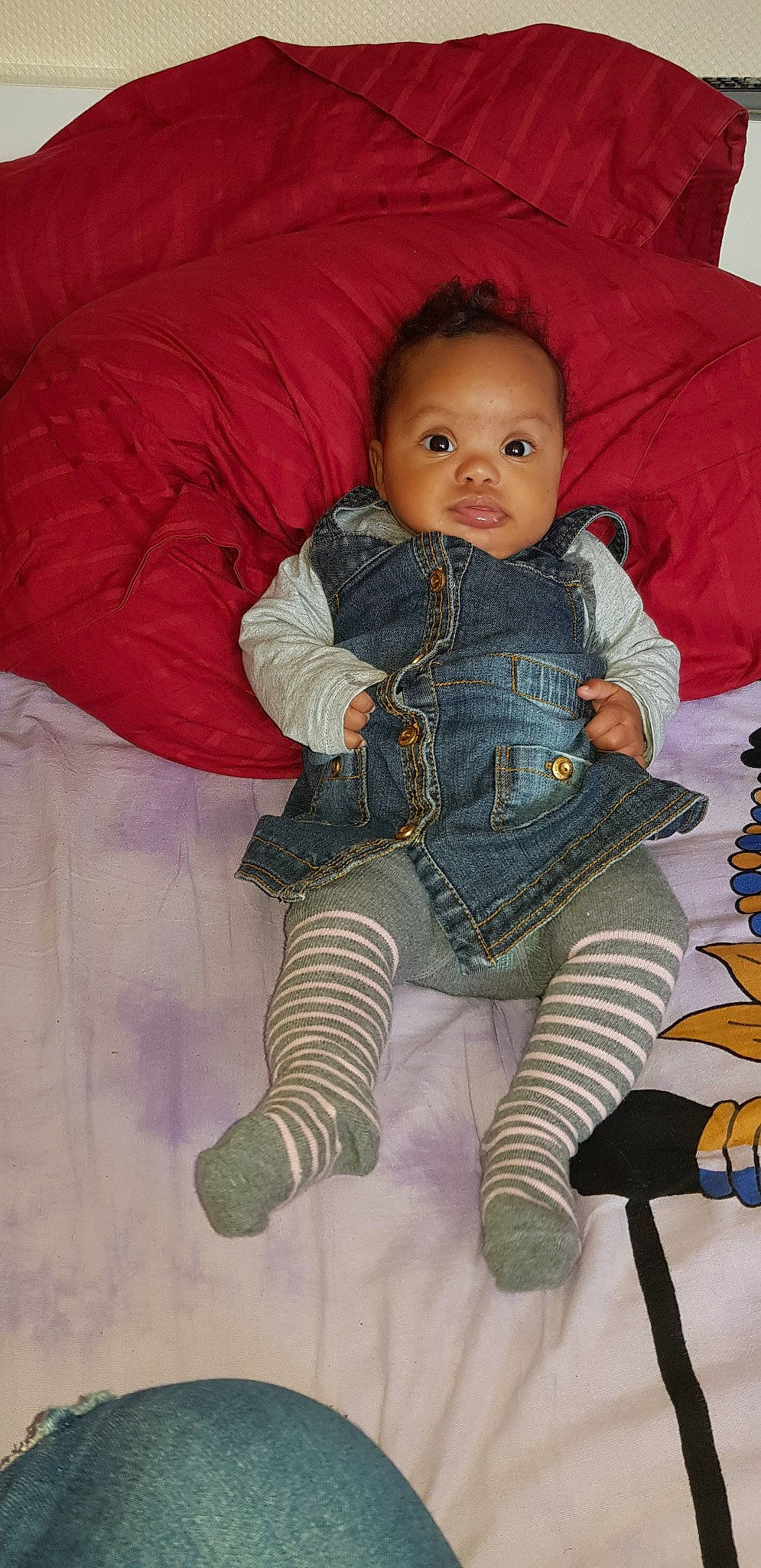 Rokhaya participe au concours pour gagner de l'argent avec cette photo : baby, cheek, child, leg, person, sitting, skin, toddler