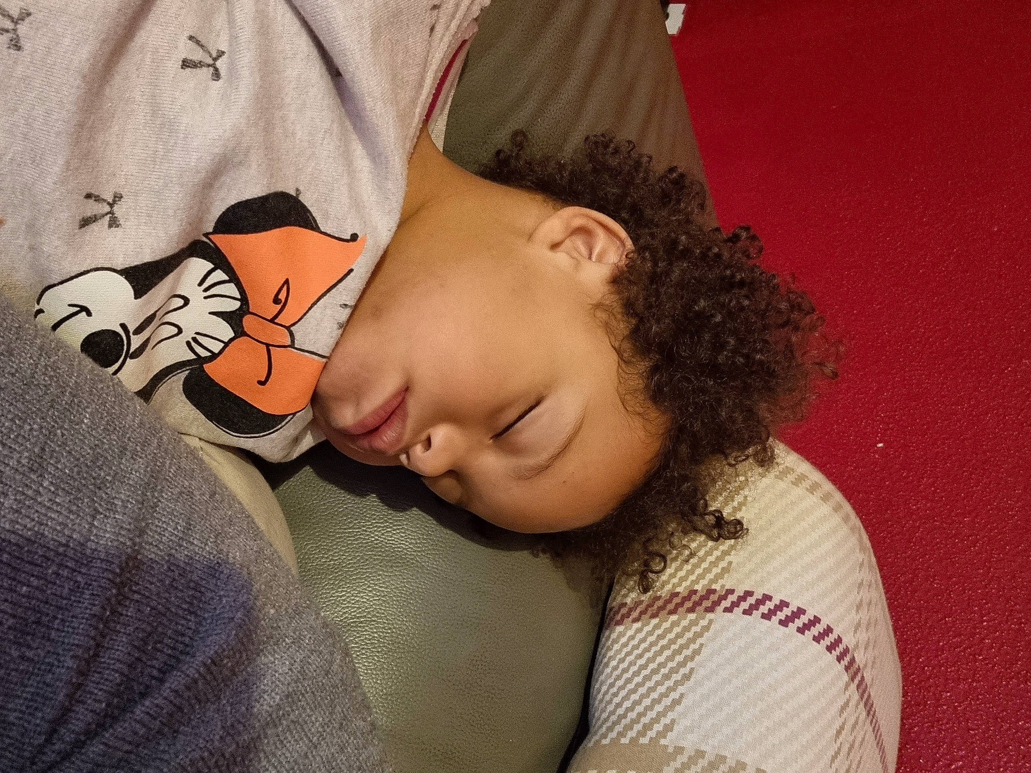 Rokhaya a rejoint le concours — aidez-le/la à gagner de superbes lots ! baby, baby_sleeping, baby_toddler_clothing, bedtime, black_hair, cheek, child, comfort, elbow, eyelash, fun, happy, linens, neck, nose, pattern, person, room, sleeve, t_shirt