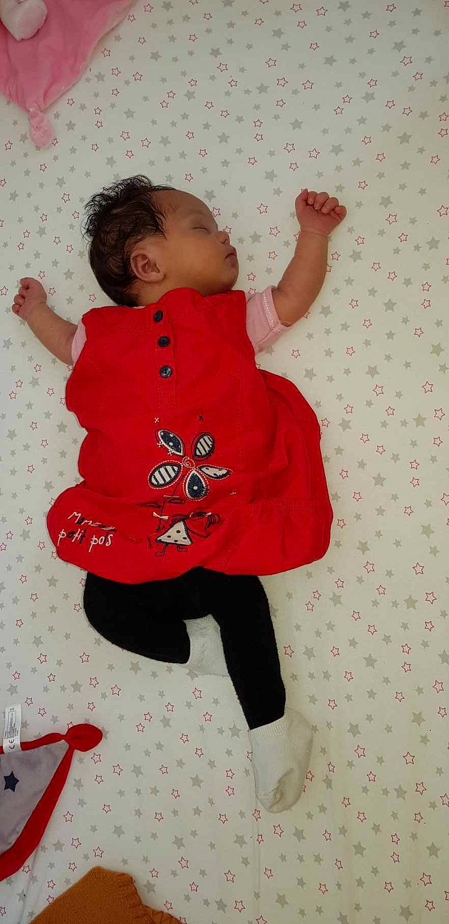 Rokhaya a rejoint le concours — aidez-le/la à gagner de superbes lots ! baby, baby_toddler_clothing, child, finger, gesture, hairstyle, happy, human_body, knee, leg, magenta, outerwear, pattern, person, pink, red, sleeve, sock, t_shirt, thigh