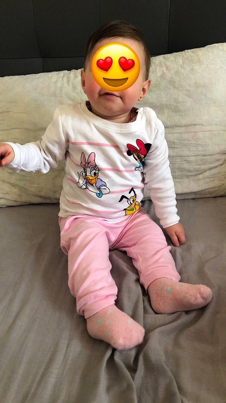 Lunah participe au concours pour gagner de l'argent avec cette photo : baby, child, costume, fictional_character, finger, fun, person, pink, play, sleeve, t_shirt, toddler, yellow