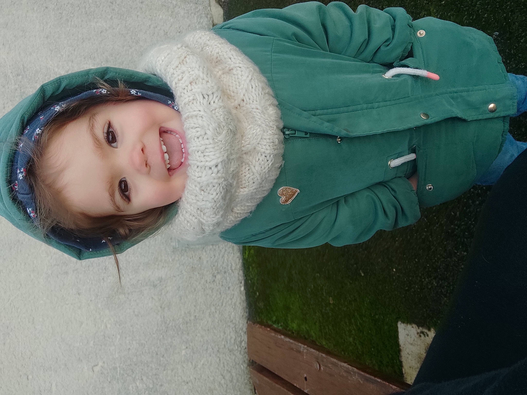 Lyanna a rejoint le concours — aidez-le/la à gagner de superbes lots ! baby, cheek, child, comfort, flash_photography, fun, grass, happy, joy, mouth, nose, person, plant, portrait_photography, sitting, sleeve, smile, toddler, tree, winter