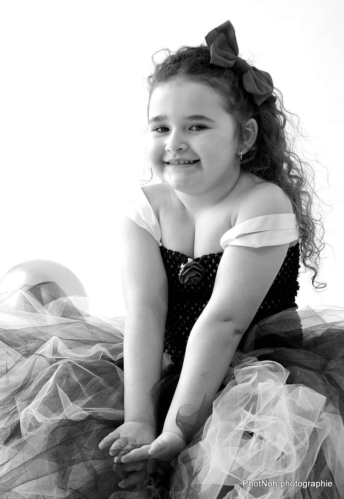 Elyana a rejoint le concours — aidez-le/la à gagner de superbes lots ! black_and_white, child, eye, face, facial_expression, flash_photography, fun, hair, happy, head, human, iris, joy, long_hair, monochrome_photography, people, person, skin, smile, standing