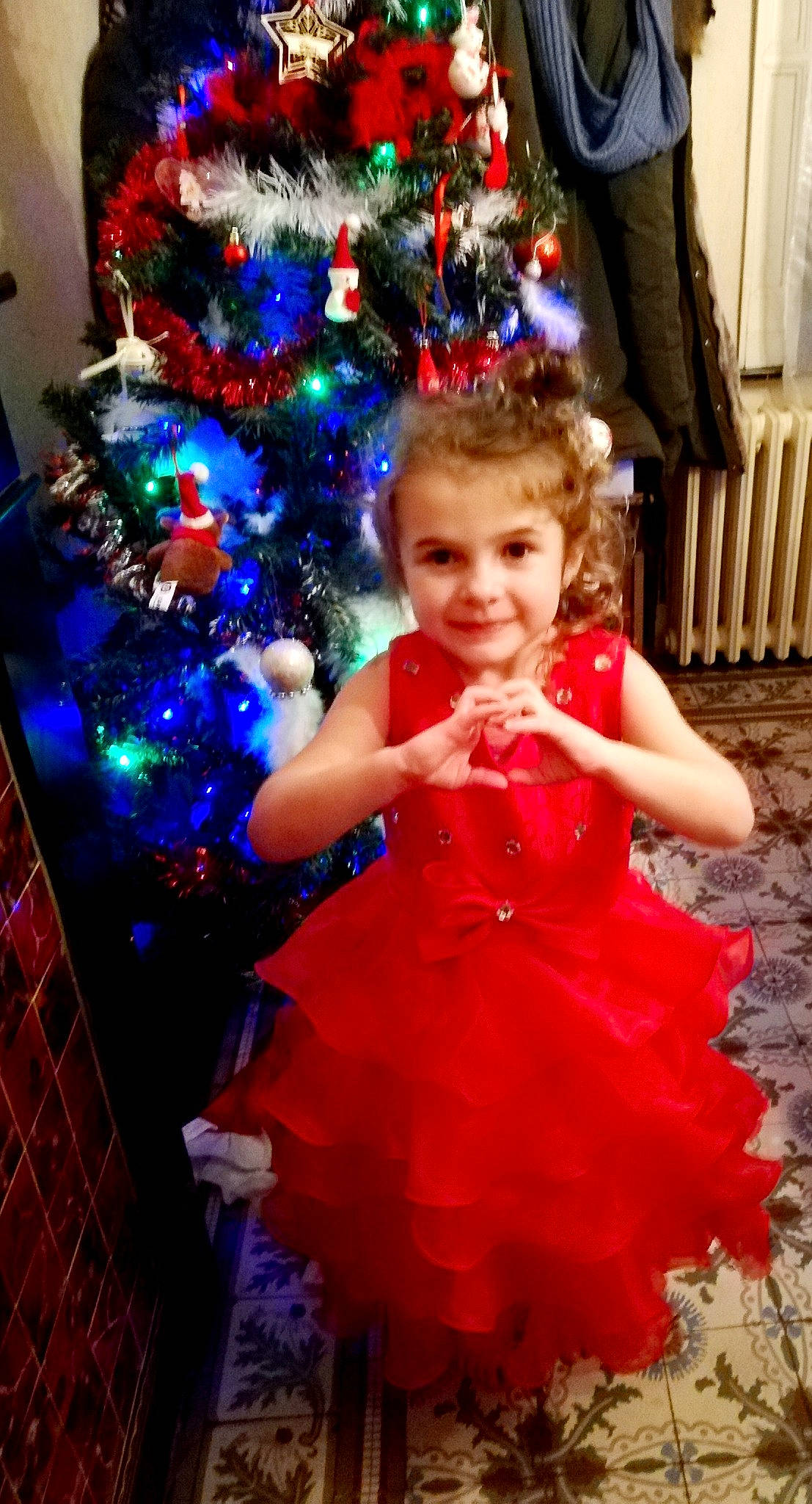 Céléna participe au concours pour gagner de l'argent avec cette photo : baby_toddler_clothing, beauty, christmas_decoration, christmas_ornament, christmas_tree, day_dress, dress, event, fun, happy, head, holiday_ornament, human_body, iris, joy, ornament, person, purple, smile, standing