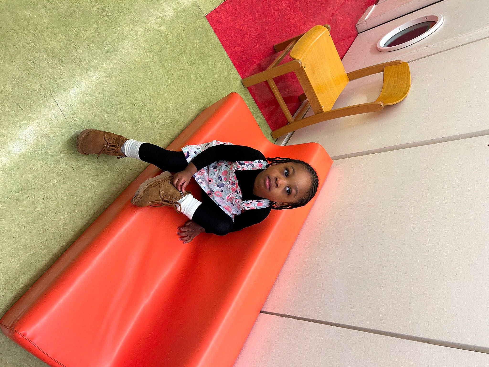 Eva participe au concours pour gagner de l'argent avec cette photo : carmine, child, flooring, font, fun, leg, person, play, recreation, rectangle, red, room, stairs, t_shirt, toddler, toy, wood