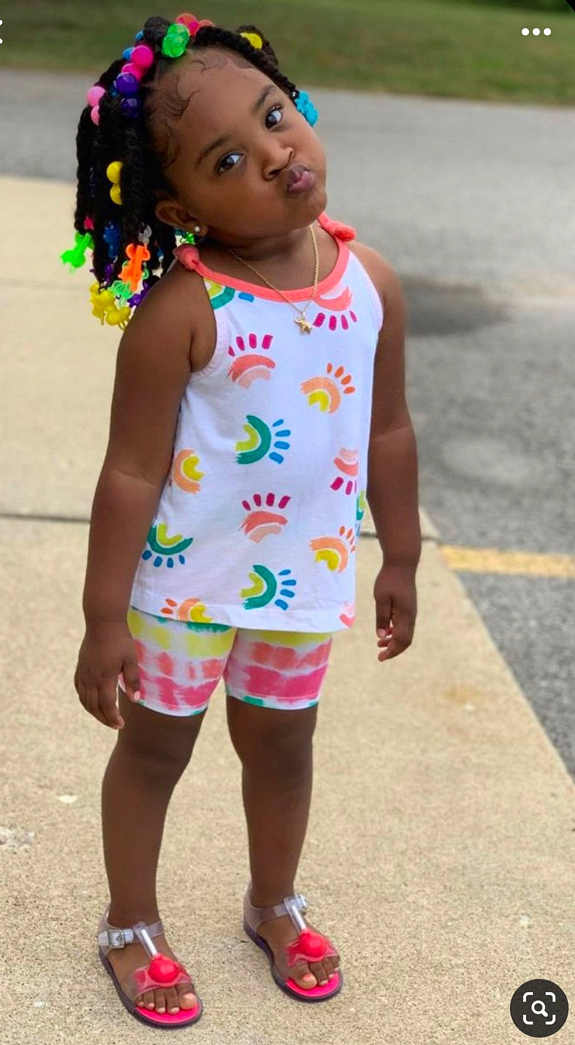 Eva a rejoint le concours — aidez-le/la à gagner de superbes lots ! baby_toddler_clothing, child, chin, clothing, dress, face, fun, hair, happy, human_leg, magenta, pattern, person, pink, play, sandal, skin, sleeve, summer, t_shirt