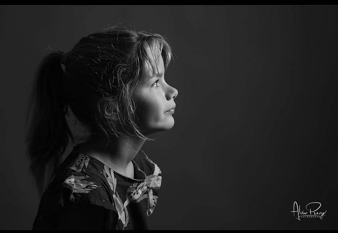 Margaux a rejoint le concours — aidez-le/la à gagner de superbes lots ! audio_equipment, darkness, entertainment, event, flash_photography, font, gesture, jewellery, monochrome, monochrome_photography, movie, music, music_artist, musician, outerwear, performing_arts, person, pop_music, singer, singing