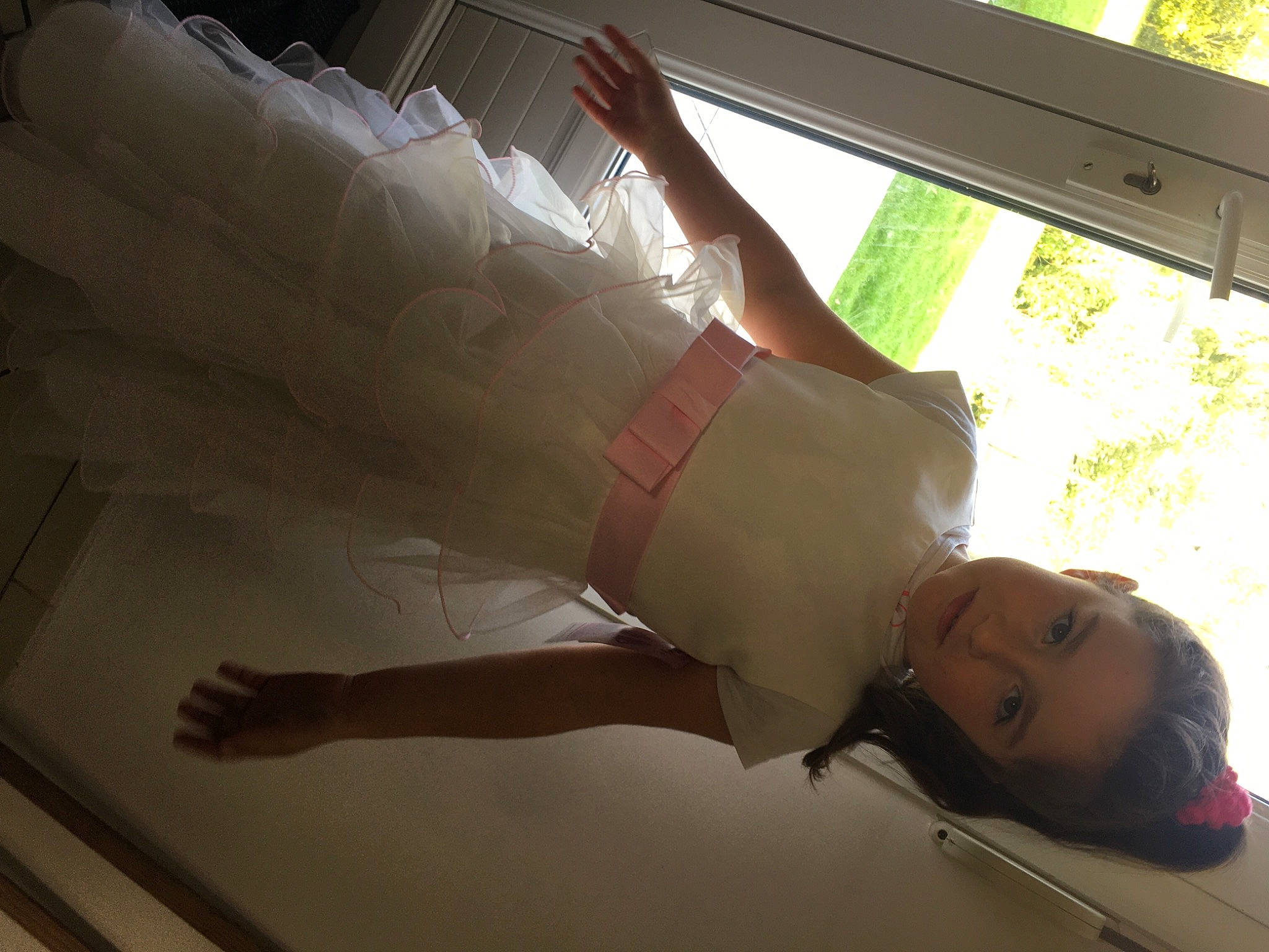 Ciara a rejoint le concours — aidez-le/la à gagner de superbes lots ! automotive_design, automotive_exterior, ceiling, comfort, daylighting, elbow, fun, gesture, glass, human_leg, lens_flare, person, room, shade, tints_and_shades, tree, vehicle_door, window, windshield, wood