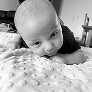 Elio participe au concours pour gagner de l'argent avec cette photo : baby, bed, bedroom, blanket, bodypart, crawling, face, finger, furniture, hand, happy, head, indoors, newborn, person, photography, portrait, quilt, room, smile