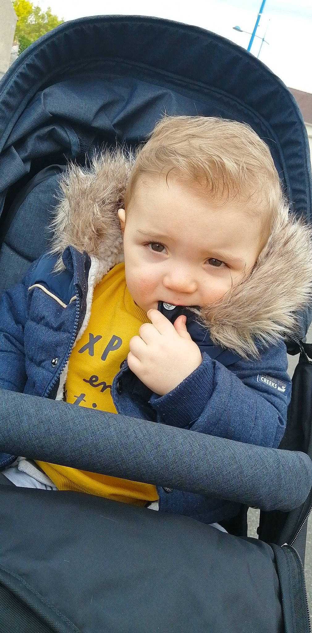 Mylhan a rejoint le concours — aidez-le/la à gagner de superbes lots ! baby, baby_carriage, baby_in_car_seat, baby_products, car_seat, cheek, child, comfort, electric_blue, eyebrow, fun, fur, gesture, happy, lap, person, sitting, skin, smile, thumb