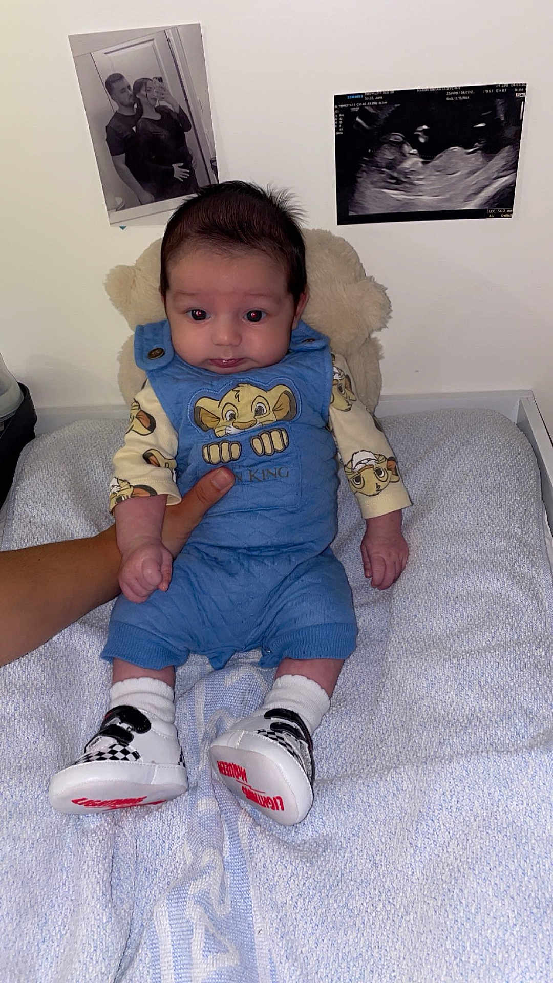 Zayan a rejoint le concours — aidez-le/la à gagner de superbes lots ! baby, infant, blue_onesie, lion_king, socks, sneakers, hand, blanket, teddy_bear, photograph, ultrasound, wall, person, cute, indoor, portrait, clothing, soft_toy, baby_shoes, newborn