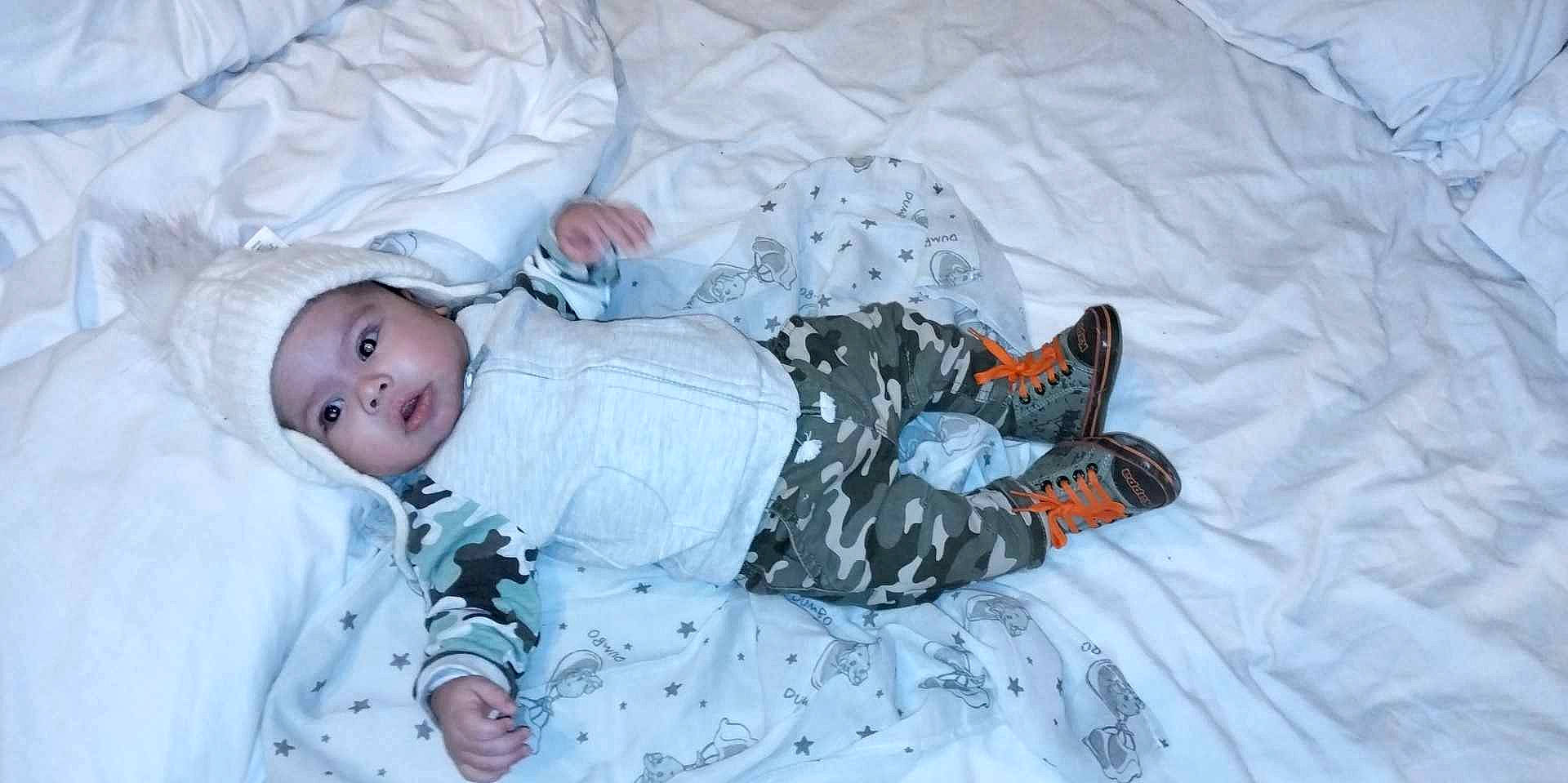 Anes a rejoint le concours — aidez-le/la à gagner de superbes lots ! baby, baby_products, baby_toddler_clothing, child, comfort, headwear, linens, pattern, person, room, sitting, sleep, sleeve, snow, toddler, winter