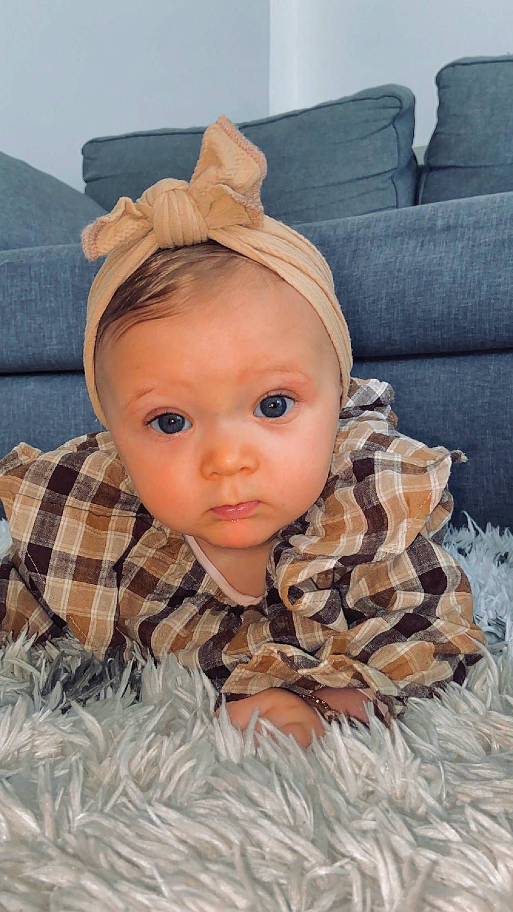 Livia a rejoint le concours — aidez-le/la à gagner de superbes lots ! baby, baby_toddler_clothing, cap, cheek, child, comfort, couch, eye, eyebrow, eyelash, fashion_accessory, hair, head, headgear, linens, pattern, person, sitting, sleeve, toddler