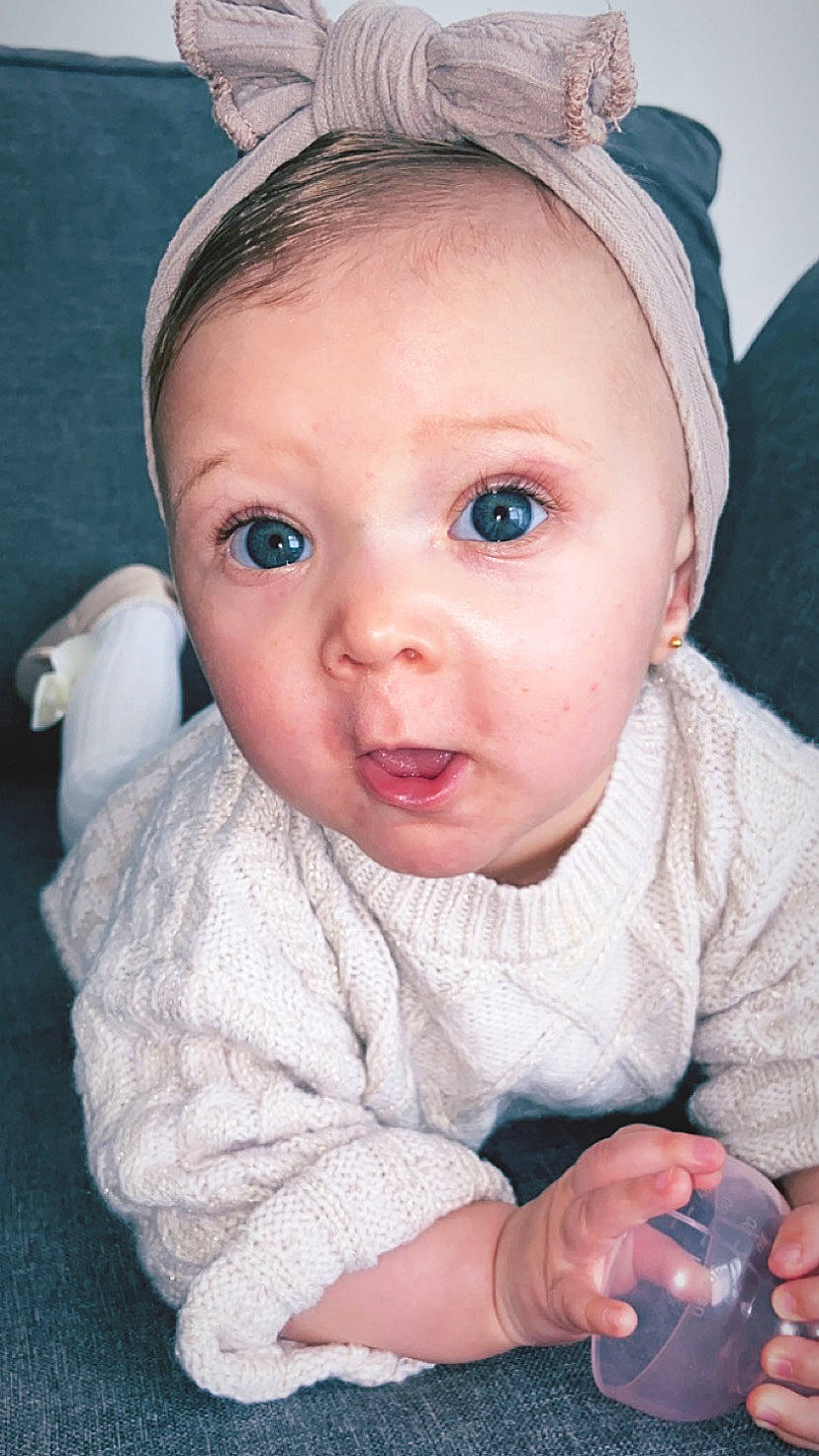 Livia a rejoint le concours — aidez-le/la à gagner de superbes lots ! baby, baby_toddler_clothing, cheek, chin, ear, eyebrow, eyelash, finger, hand, headgear, iris, lip, mouth, nose, organ, person, pink, product, skin, sleeve