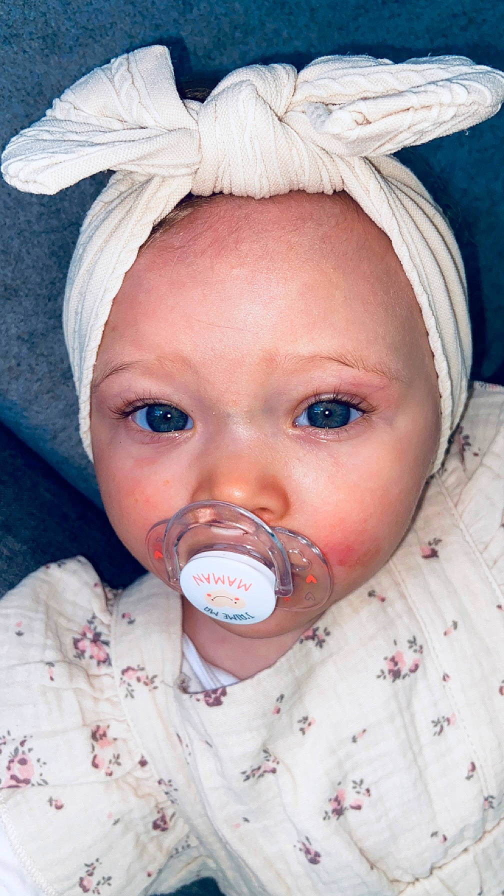 Livia a rejoint le concours — aidez-le/la à gagner de superbes lots ! baby, baby_toddler_clothing, blue, cheek, clothing, costume_hat, event, eyelash, face, headpiece, helmet, human_body, iris, mouth, nose, organ, person, skin, toddler, white