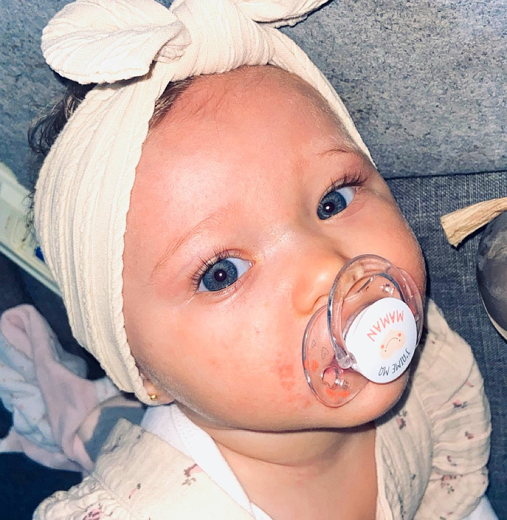 Livia a rejoint le concours — aidez-le/la à gagner de superbes lots ! baby, baby_products, baby_toddler_clothing, cheek, child, ear, eye, eyebrow, eyelash, fashion_accessory, happy, headband, hearing, iris, lip, mouth, nose, person, skin, toddler