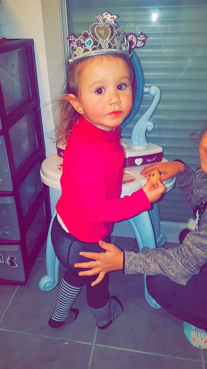 Myla a rejoint le concours — aidez-le/la à gagner de superbes lots ! arm, baby_toddler_clothing, child, cool, electric_blue, fashion_accessory, fun, gesture, hairstyle, happy, joint, knee, magenta, person, pink, product, purple, thigh, thumb, toddler