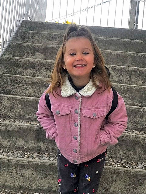 Myla participe au concours pour gagner de l'argent avec cette photo : blond, eye, face, fun, hair, happy, head, joy, lip, long_hair, magenta, outerwear, pattern, people, person, pink, sleeve, smile, standing, toddler