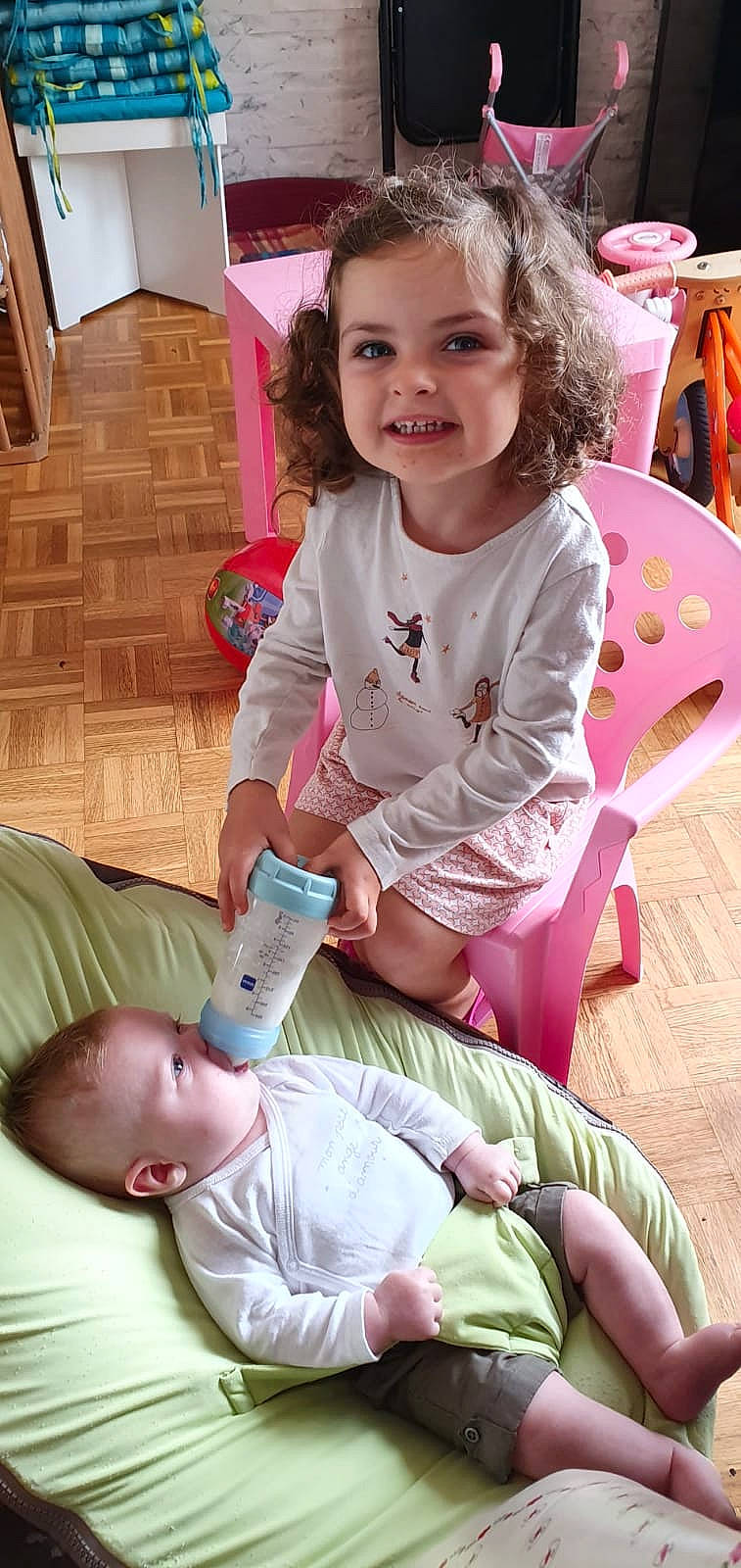 Mélody a rejoint le concours — aidez-le/la à gagner de superbes lots ! baby, baby_toddler_clothing, chair, child, comfort, face, fun, happy, health_care, human, human_body, joy, leg, organ, people, person, pink, product, skin, smile