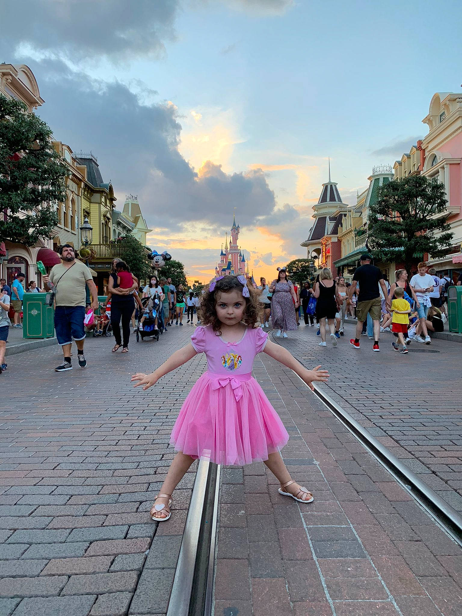 Mélody a rejoint le concours — aidez-le/la à gagner de superbes lots ! city, cloud, event, fun, happy, infrastructure, leisure, magenta, morning, pedestrian, person, pink, plant, recreation, road, sky, street, summer, toddler, travel