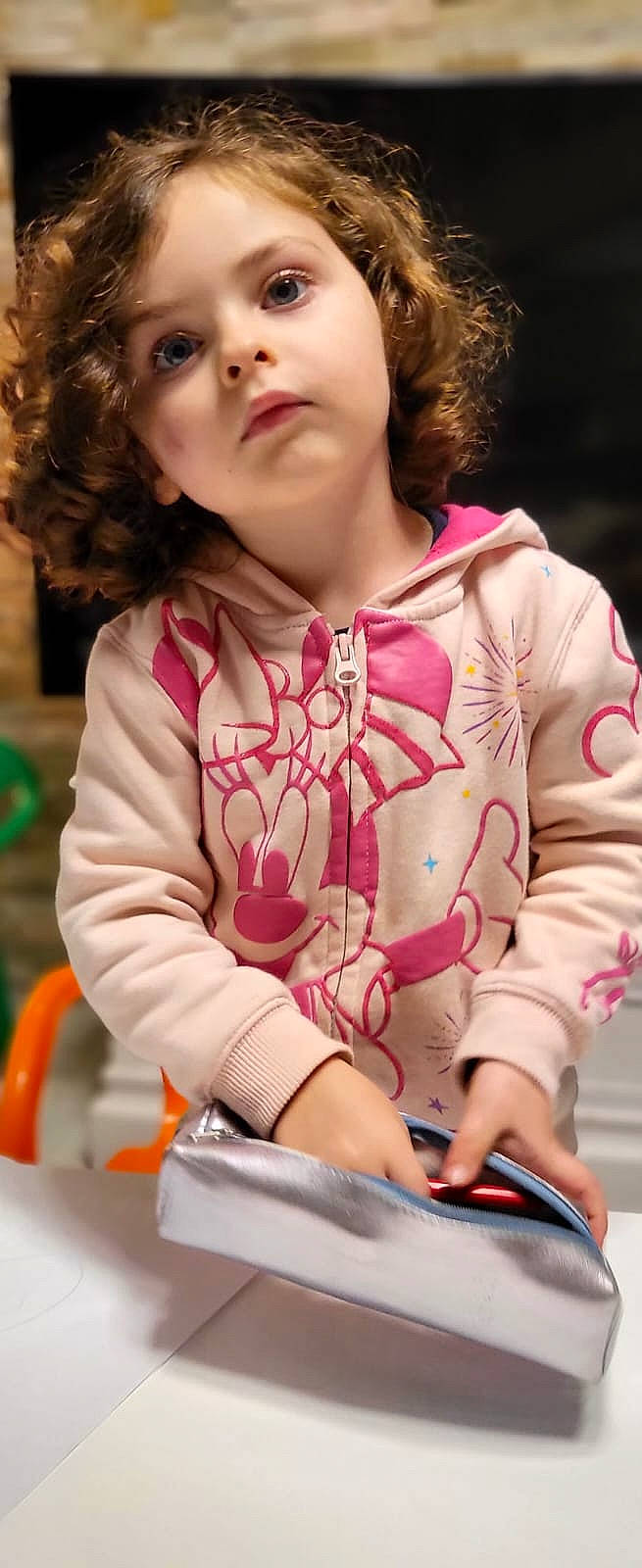 Mélody a rejoint le concours — aidez-le/la à gagner de superbes lots ! baby_toddler_clothing, beauty, brown_hair, cheek, child, eye, eyelash, fun, hair, happy, head, necklace, pattern, person, pink, play, sitting, skin, sleeve, t_shirt