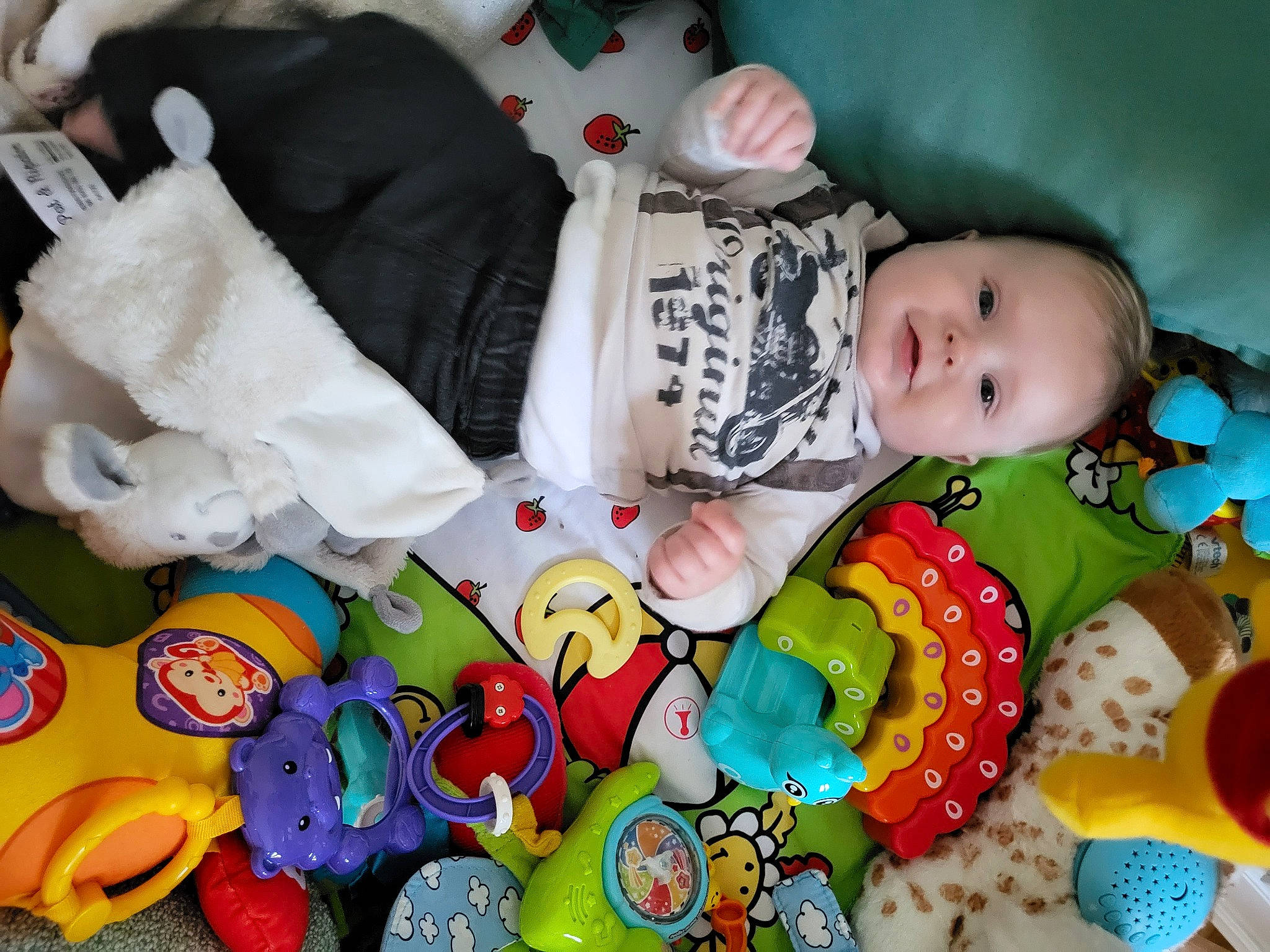 Matthias a rejoint le concours — aidez-le/la à gagner de superbes lots ! baby, baby_products, baby_sleeping, baby_toddler_clothing, baby_toys, cheek, child, comfort, eye, happy, linens, person, plastic, play, plush, room, stuffed_toy, sweetness, textile, toddler