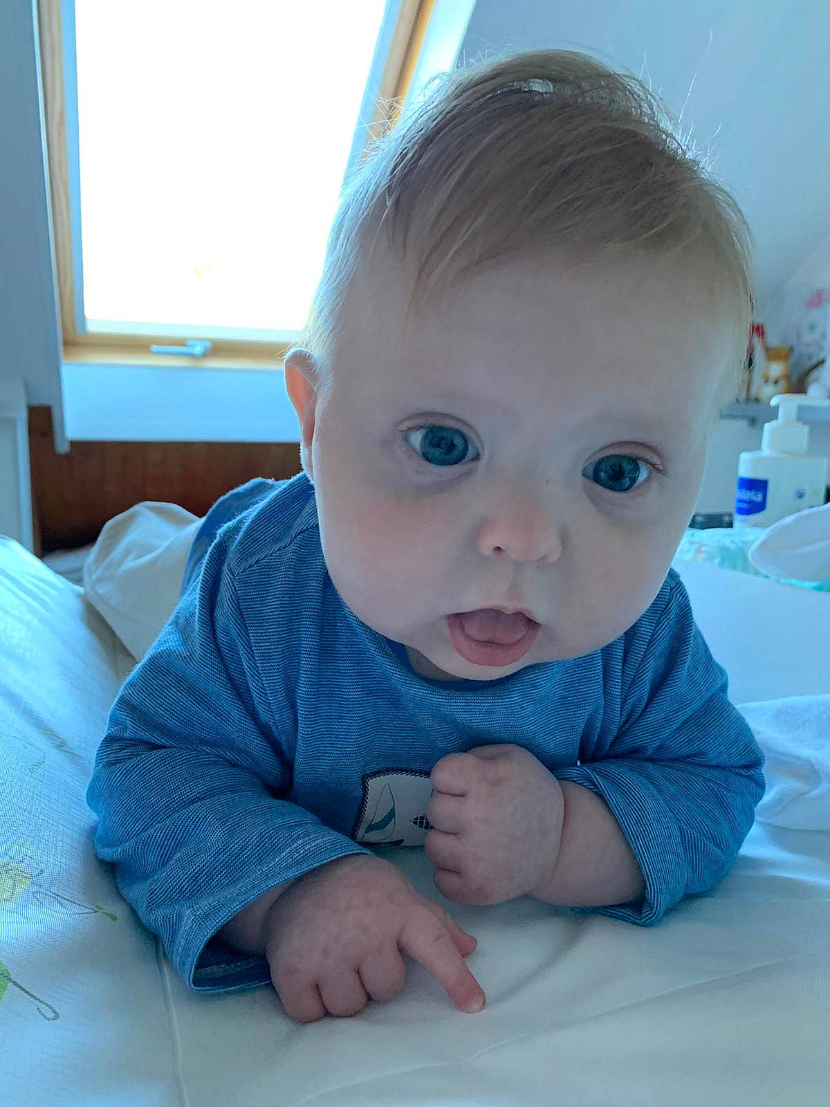 Matthias a rejoint le concours — aidez-le/la à gagner de superbes lots ! baby, baby_toddler_clothing, blue, cheek, chin, comfort, electric_blue, eye, eyebrow, face, finger, flooring, happy, head, iris, mouth, nose, person, skin, sleeve
