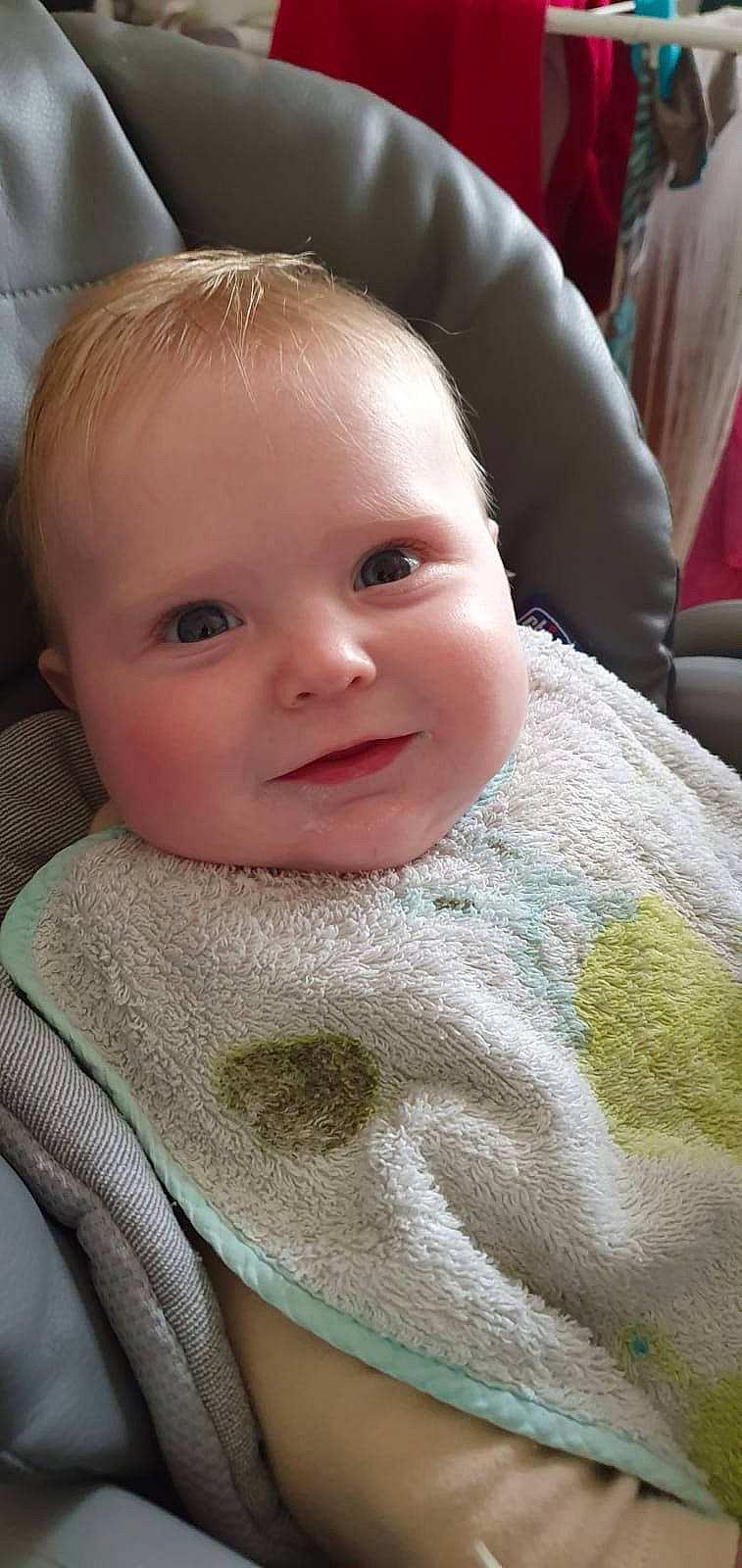 Matthias a rejoint le concours — aidez-le/la à gagner de superbes lots ! baby, baby_toddler_clothing, cheek, child, chin, close_up, comfort, eyebrow, eyelash, happy, iris, joy, lip, nose, person, sitting, skin, sleeve, smile, textile