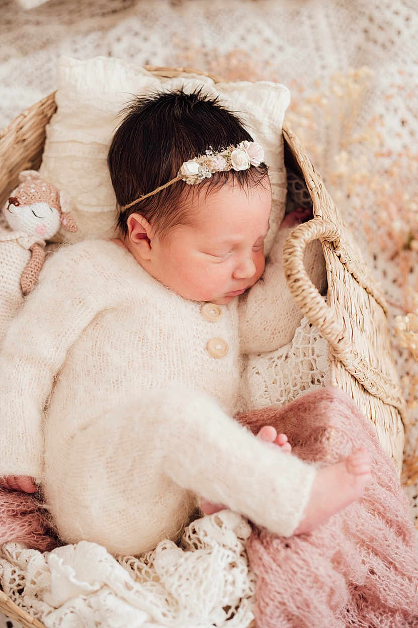 Anna a rejoint le concours — aidez-le/la à gagner de superbes lots ! baby, newborn, sleeping, basket, blanket, headband, knitwear, plush_toy, cozy, soft_texture, portrait, infant, peaceful, wicker_basket, bedding, rosy_cheeks, hand, foot, buttoned_sweater, lacy_blanket