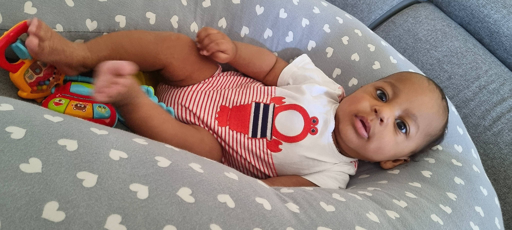 Kurthys participe au concours pour gagner de l'argent avec cette photo : baby, baby_products, baby_sleeping, baby_toddler_clothing, child, comfort, elbow, finger, hand, happy, human_leg, linens, nail, pattern, person, skin, sleeve, smile, textile, thigh