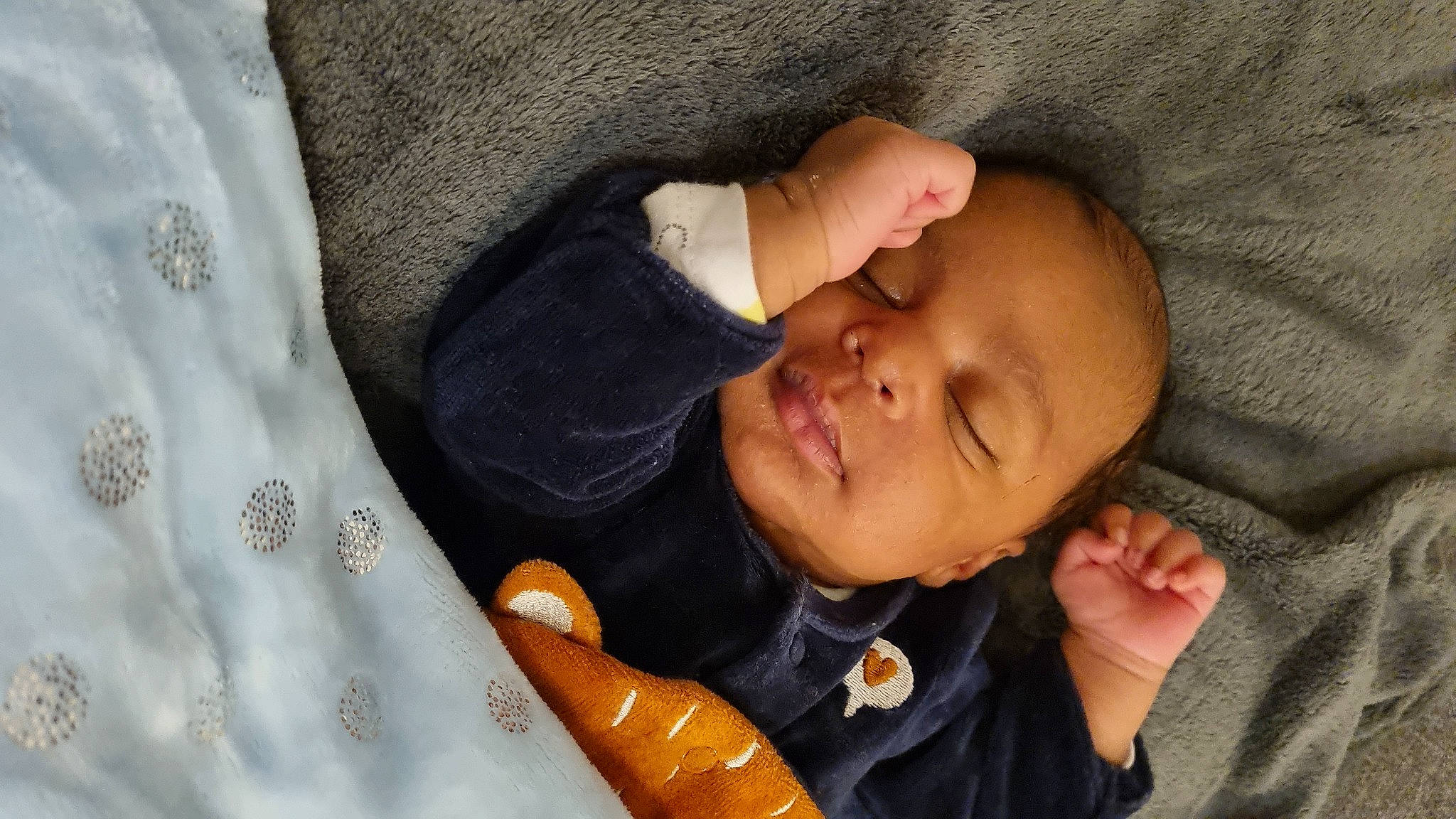 Kurthys participe au concours pour gagner de l'argent avec cette photo : arm, baby, baby_toddler_clothing, cheek, comfort, ear, eye, eyebrow, finger, gesture, hand, iris, lip, mouth, nose, person, skin, sleeve, smile, toddler