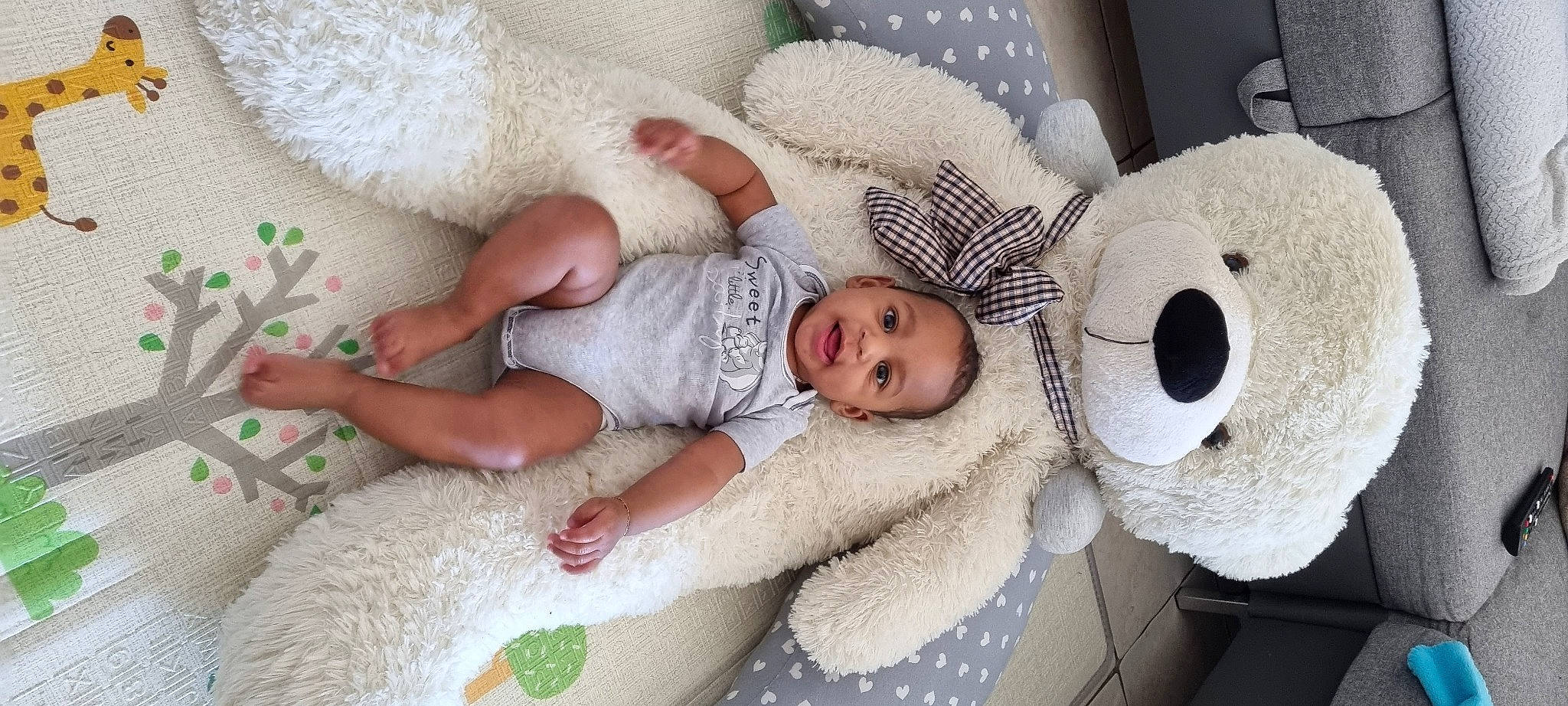 Kurthys a rejoint le concours — aidez-le/la à gagner de superbes lots ! baby, baby_products, baby_safety, baby_sleeping, baby_toddler_clothing, beauty, bed, bedding, child, comfort, eye, face, headgear, linens, people, person, skin, textile, toddler, toy