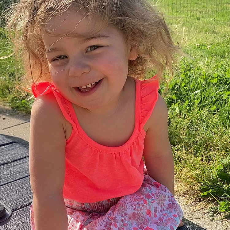 Tina a rejoint le concours — aidez-le/la à gagner de superbes lots ! child, clothing, dress, face, female, girl, grass, head, nature, outdoors, park, person, photography, plant, portrait, shorts, sitting, skirt, summer, tree