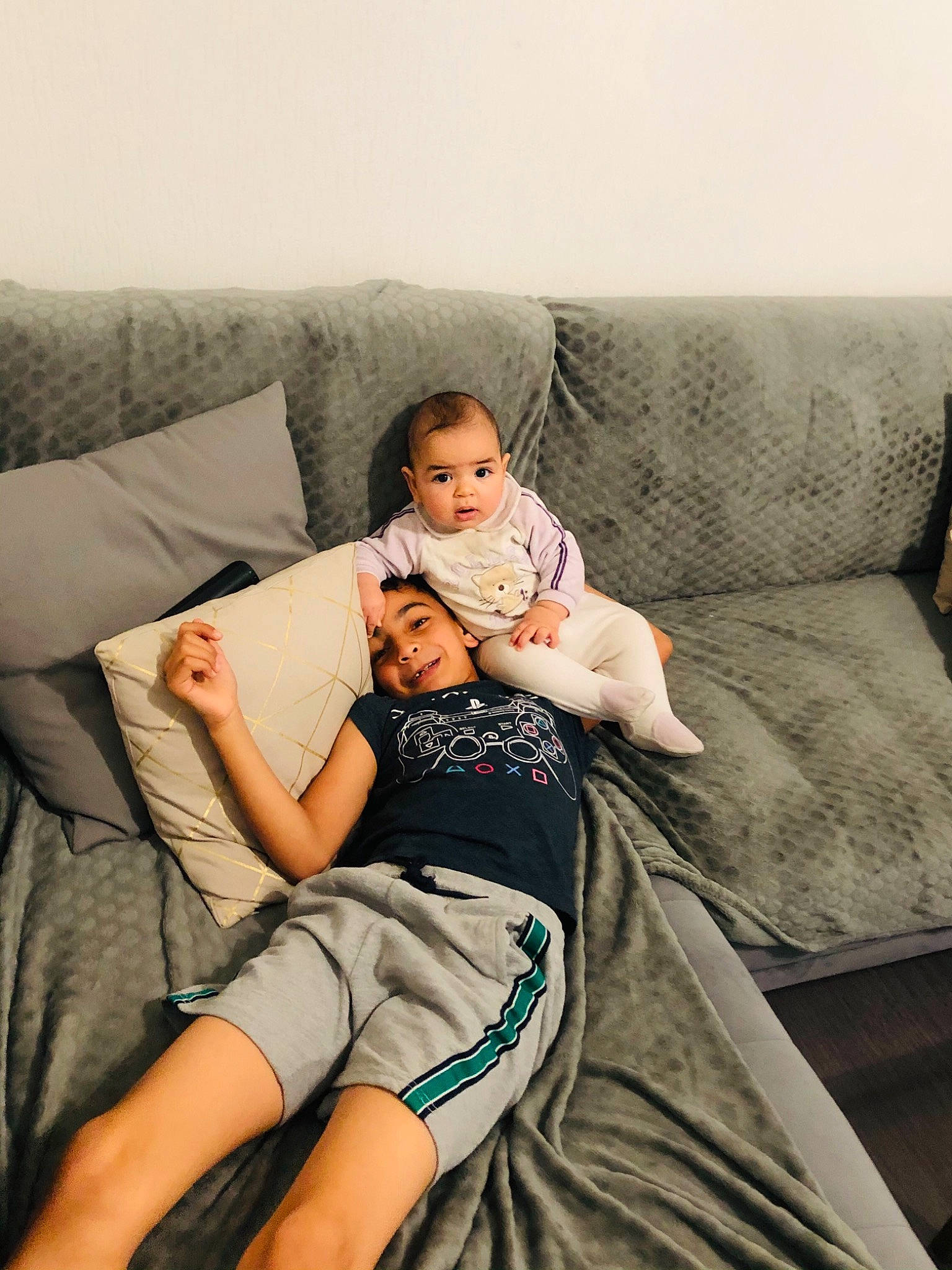 Basma participe au concours pour gagner de l'argent avec cette photo : baby, comfort, couch, fashion_design, flash_photography, furniture, happy, human_leg, joy, knee, lap, leg, leisure, living_room, person, pillow, room, sitting, t_shirt, thigh