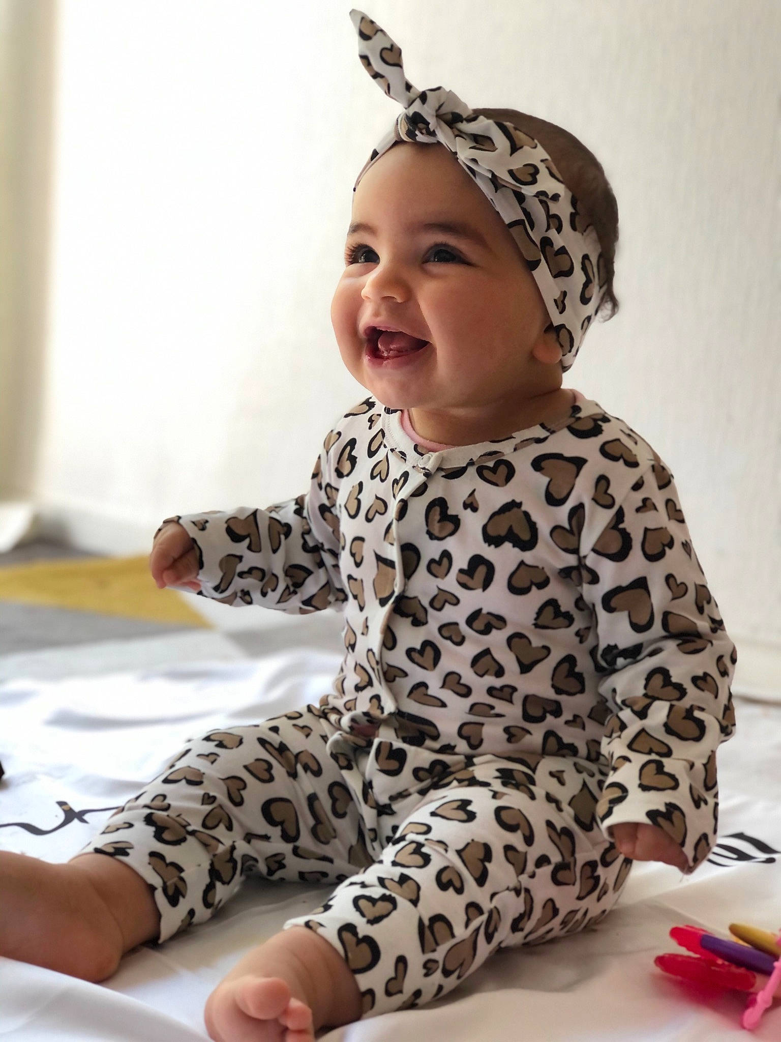 Basma participe au concours pour gagner de l'argent avec cette photo : baby, baby_toddler_clothing, cap, child, comfort, cool, face, flooring, fun, happy, headwear, joy, outerwear, pattern, person, pink, skin, sleeve, smile, t_shirt