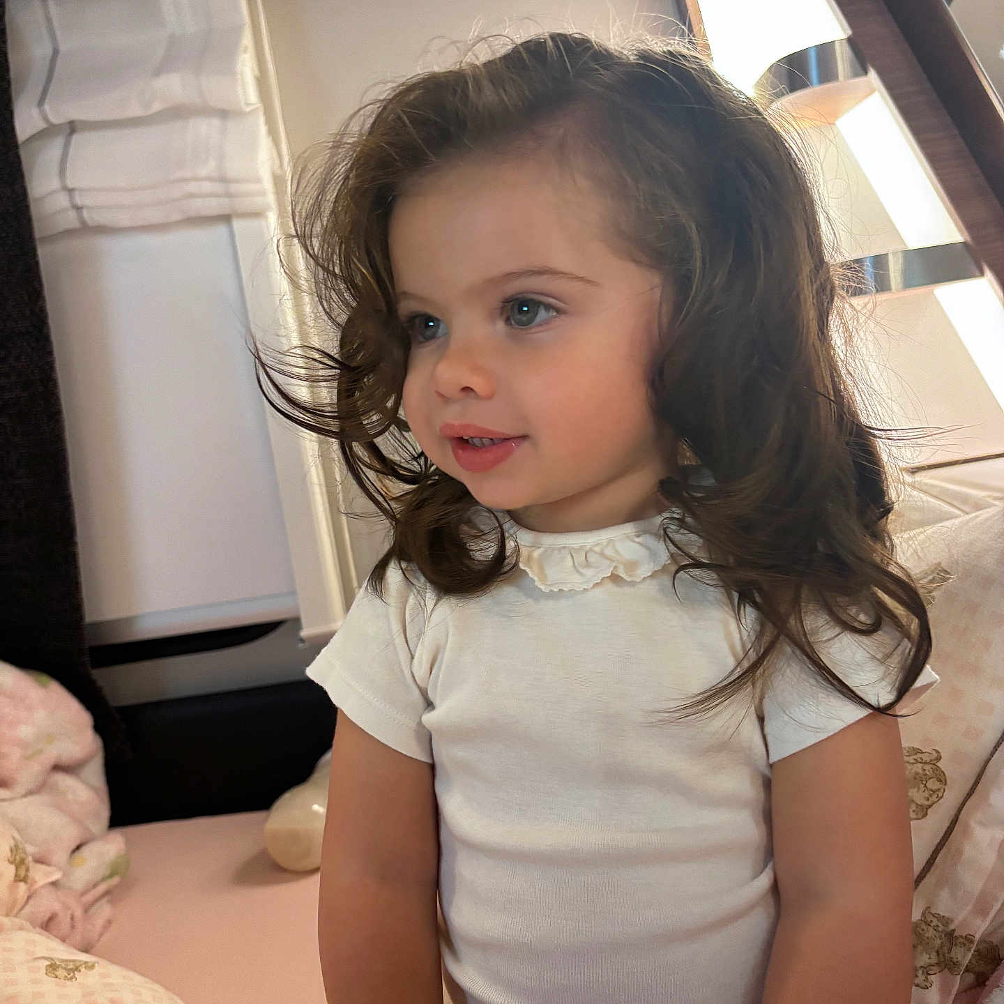 Clem a rejoint le concours — aidez-le/la à gagner de superbes lots ! baby, bed, blanket, child, cozy, curly_hair, cute, furniture, happy, home, indoor, lamp, person, pillow, portrait, smiling, soft_light, toddler, white_shirt, young_child