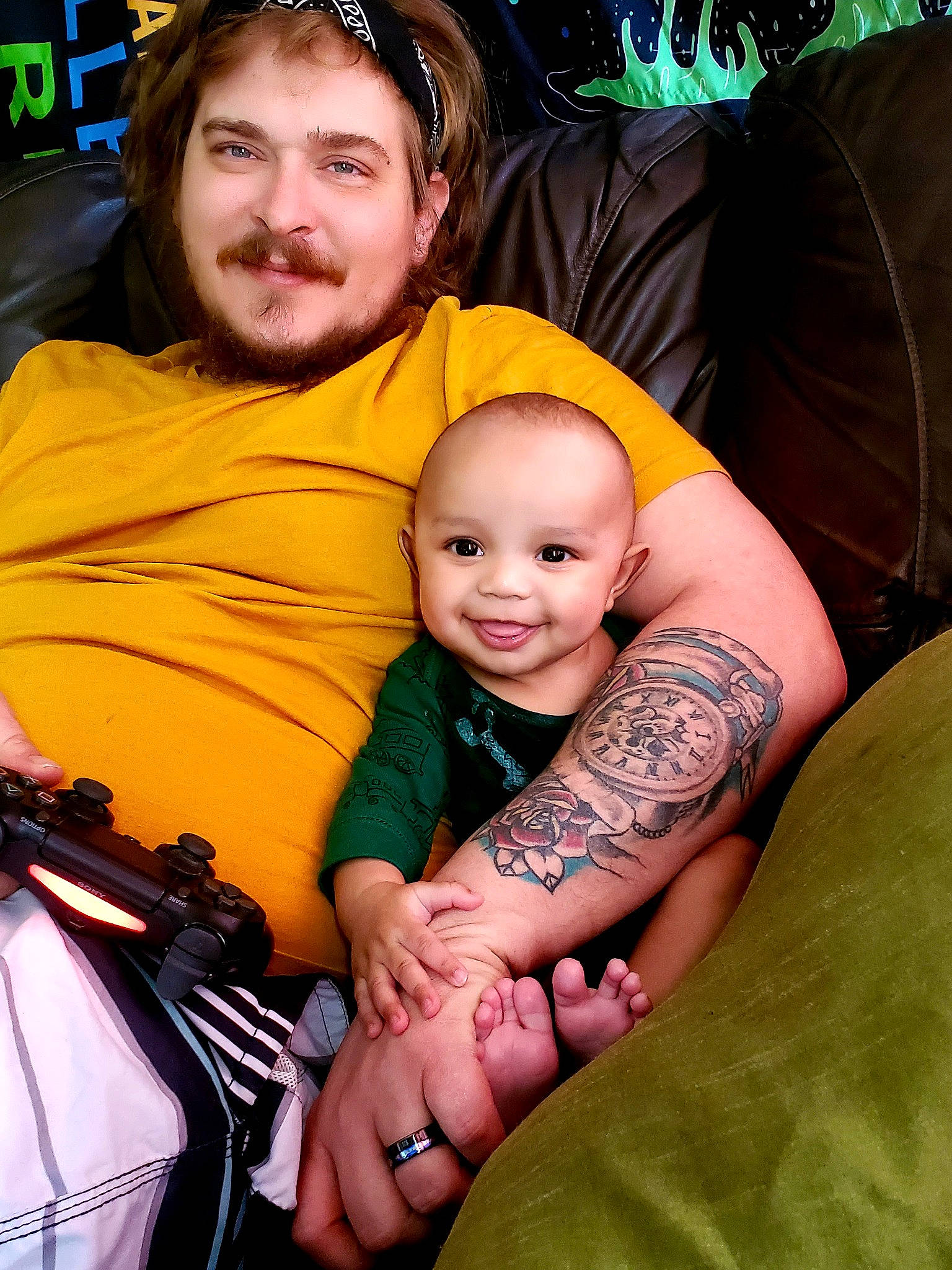 Lucian is registered to the contest to win money with this photo: arm, cool, eye, facial_expression, finger, flash_photography, gesture, green, hairstyle, hand, happy, head, human, interaction, joy, muscle, organ, person, photograph, skin