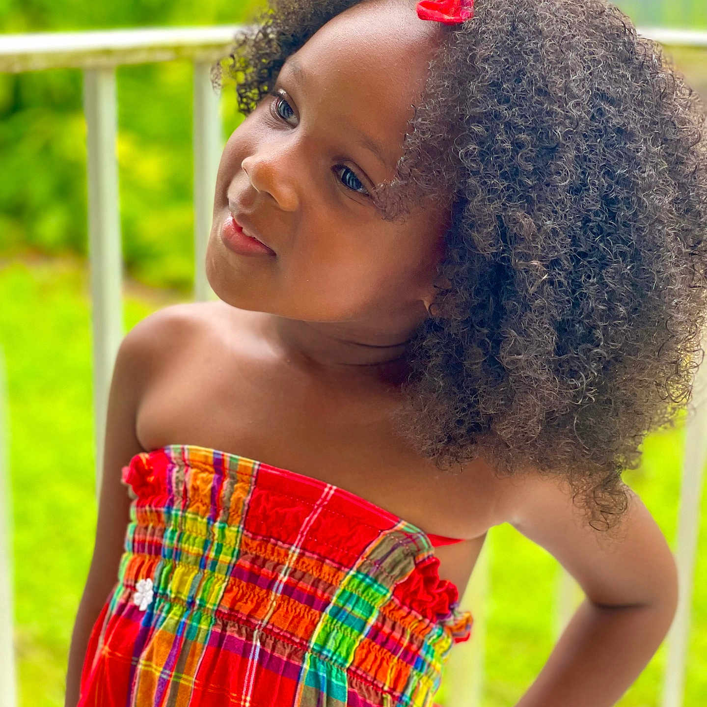 Nelcya participe au concours pour gagner de l'argent avec cette photo : blackhair, blonde, bodypart, child, clothing, curlyhair, dress, face, female, girl, hair, happy, head, neck, person, photography, portrait, shorts, shoulder, smile