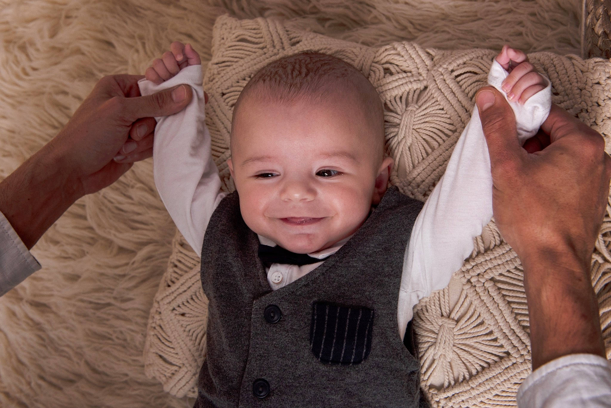 Andrea a rejoint le concours — aidez-le/la à gagner de superbes lots ! baby, baby_toddler_clothing, cheek, comfort, ear, eye, face, facial_expression, finger, flash_photography, gesture, hairstyle, happy, head, human_body, joy, nose, person, skin, smile