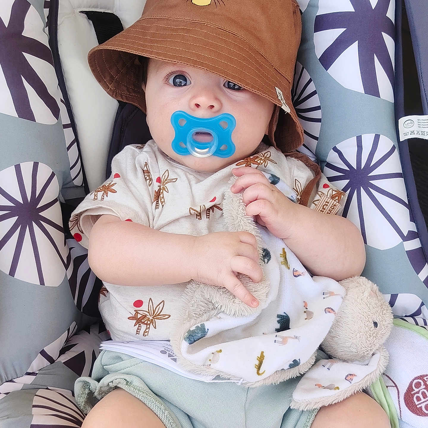 Timéo a rejoint le concours — aidez-le/la à gagner de superbes lots ! baby, baseballcap, bodypart, bonnet, cap, clothing, costume, couch, face, finger, furniture, hand, hat, head, person, photography, portrait, sitting, sunhat, t_shirt